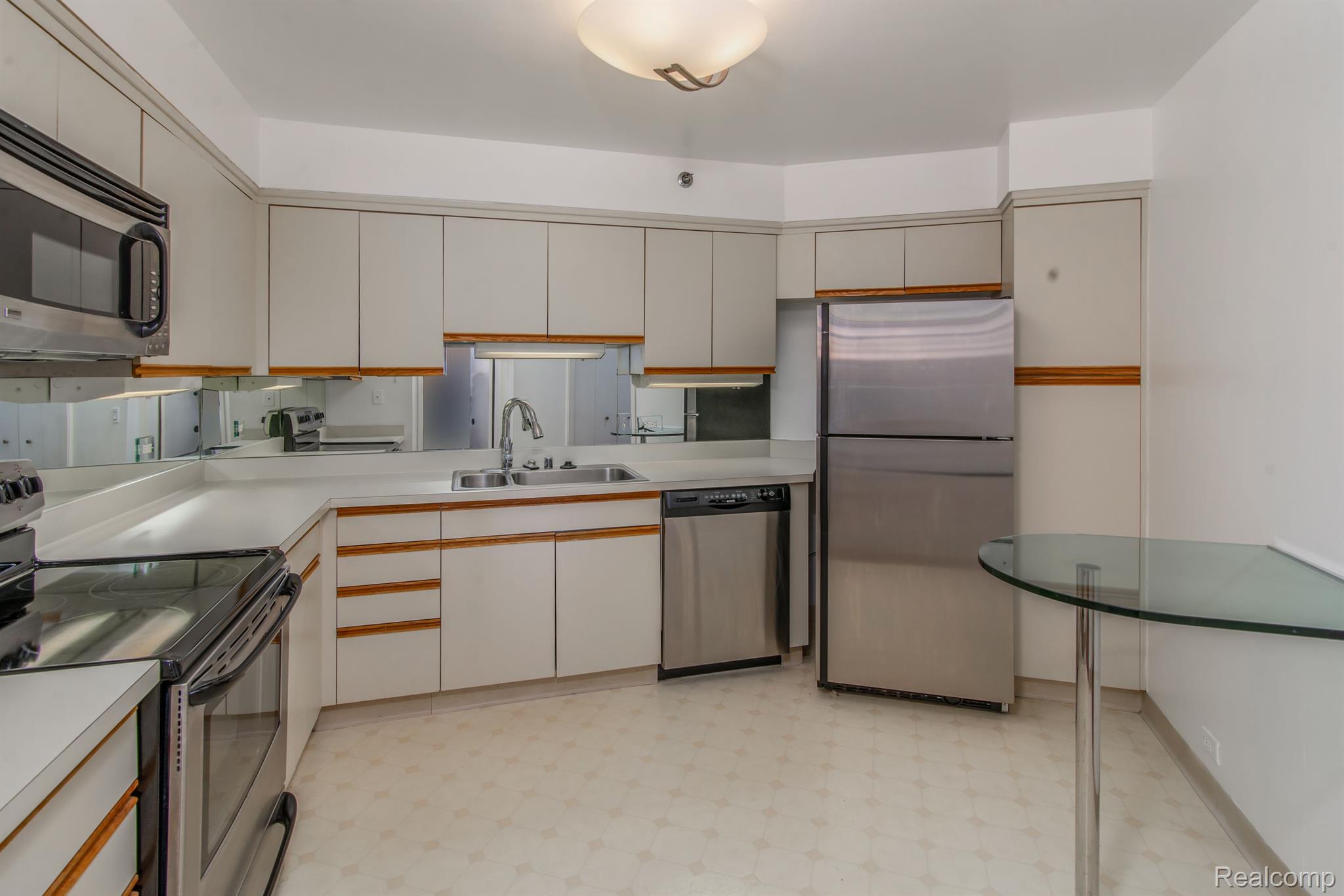 5000 TOWN CTR 1206