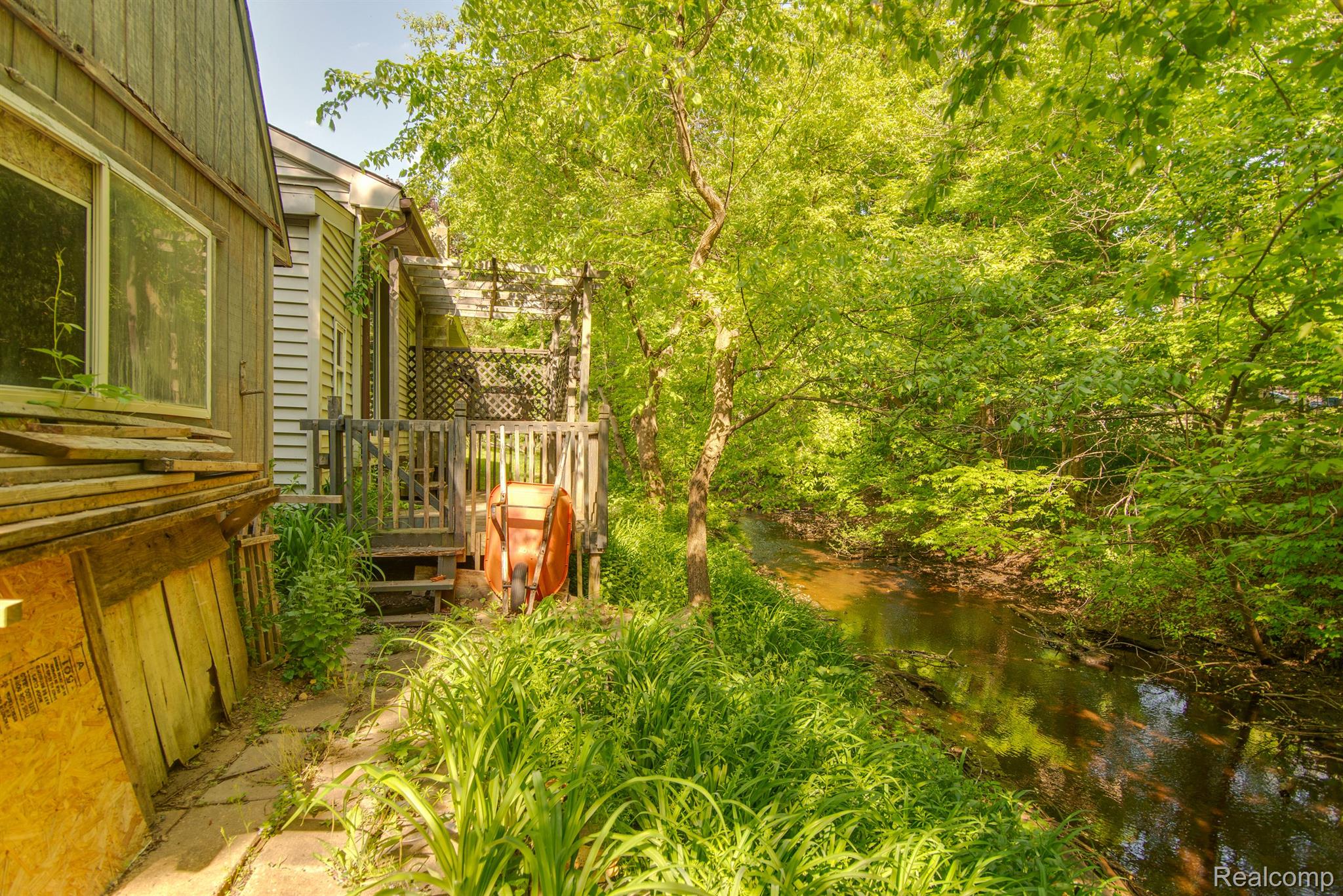 9587 PORTAGE TRL