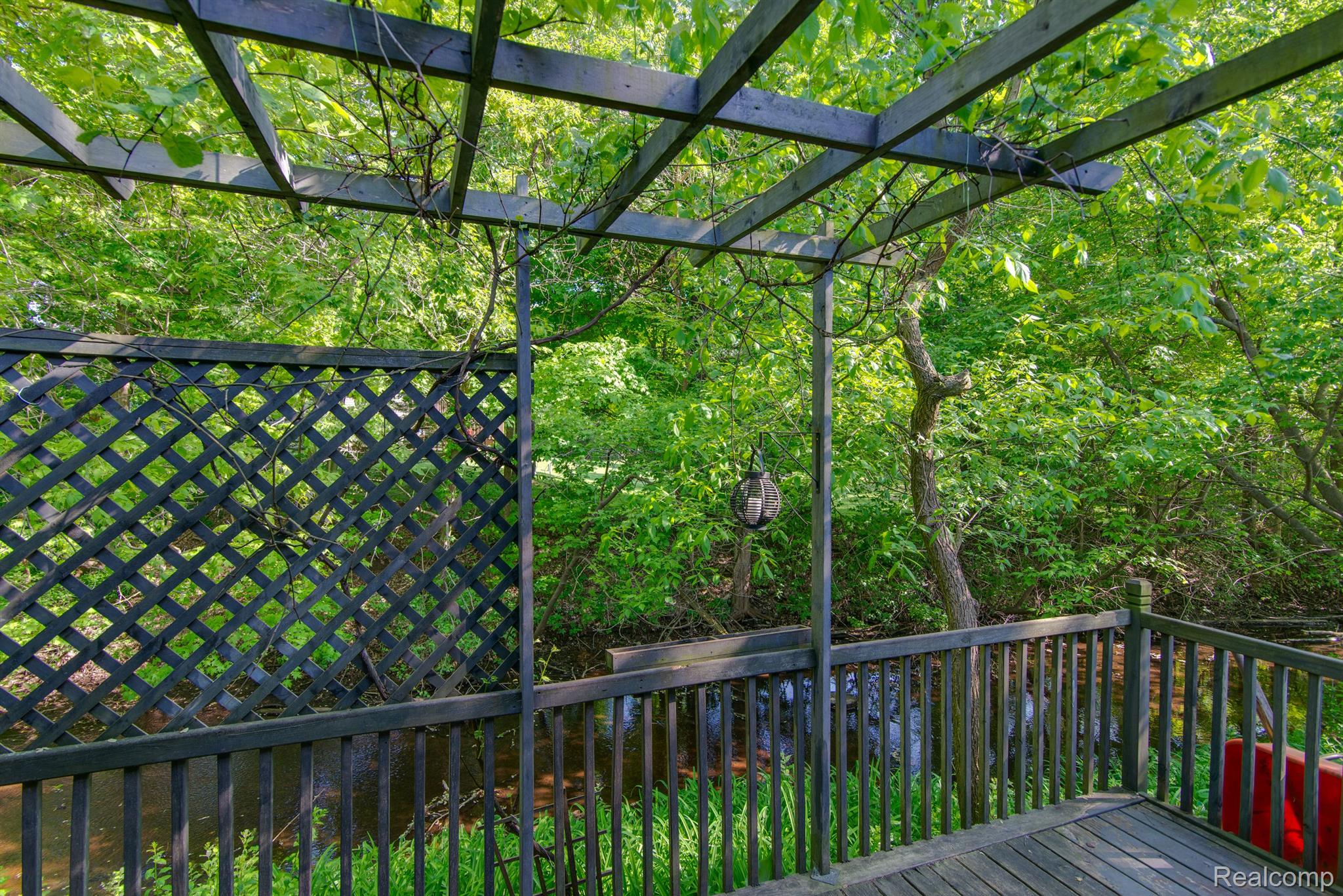 9587 PORTAGE TRL