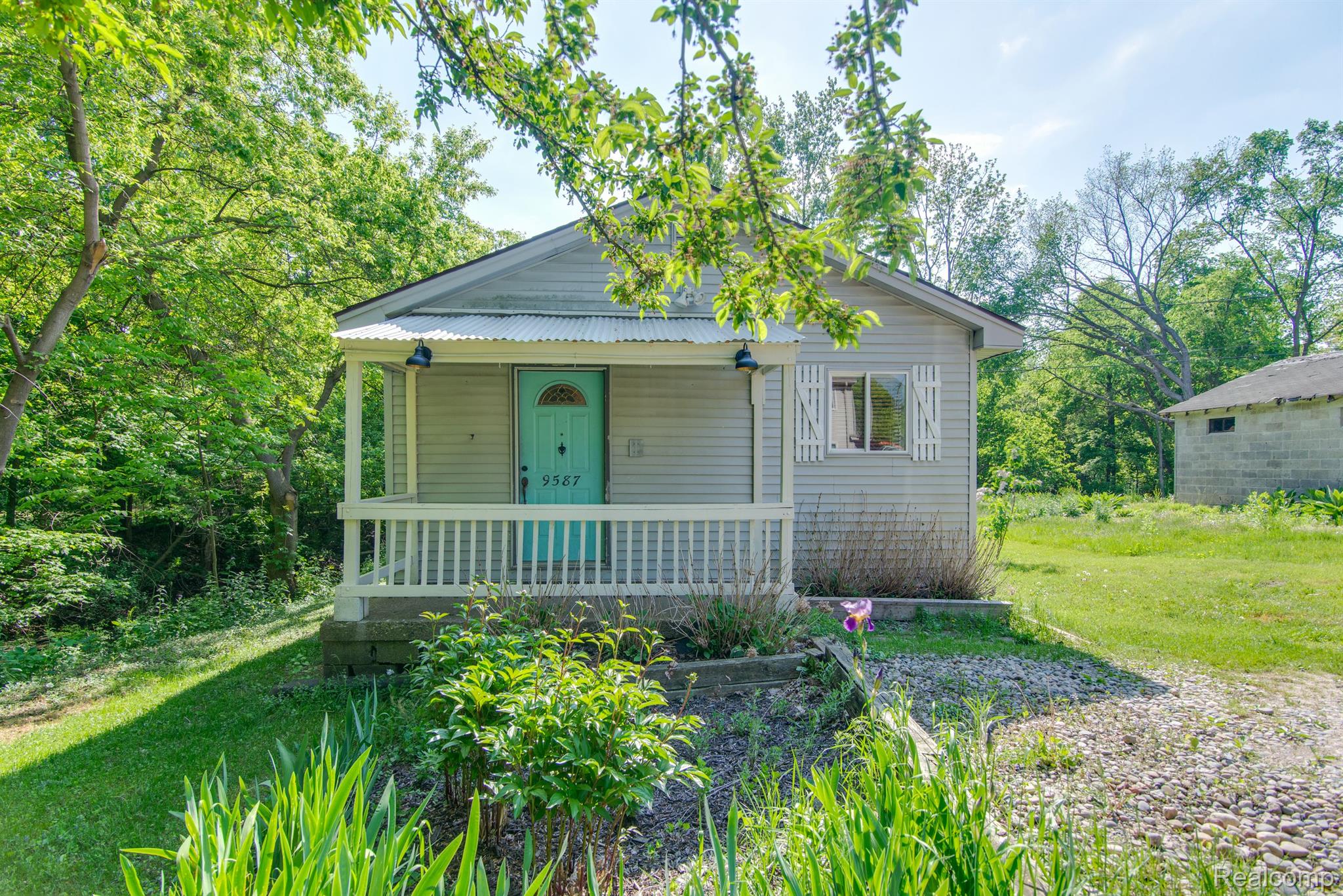 9587 PORTAGE TRL