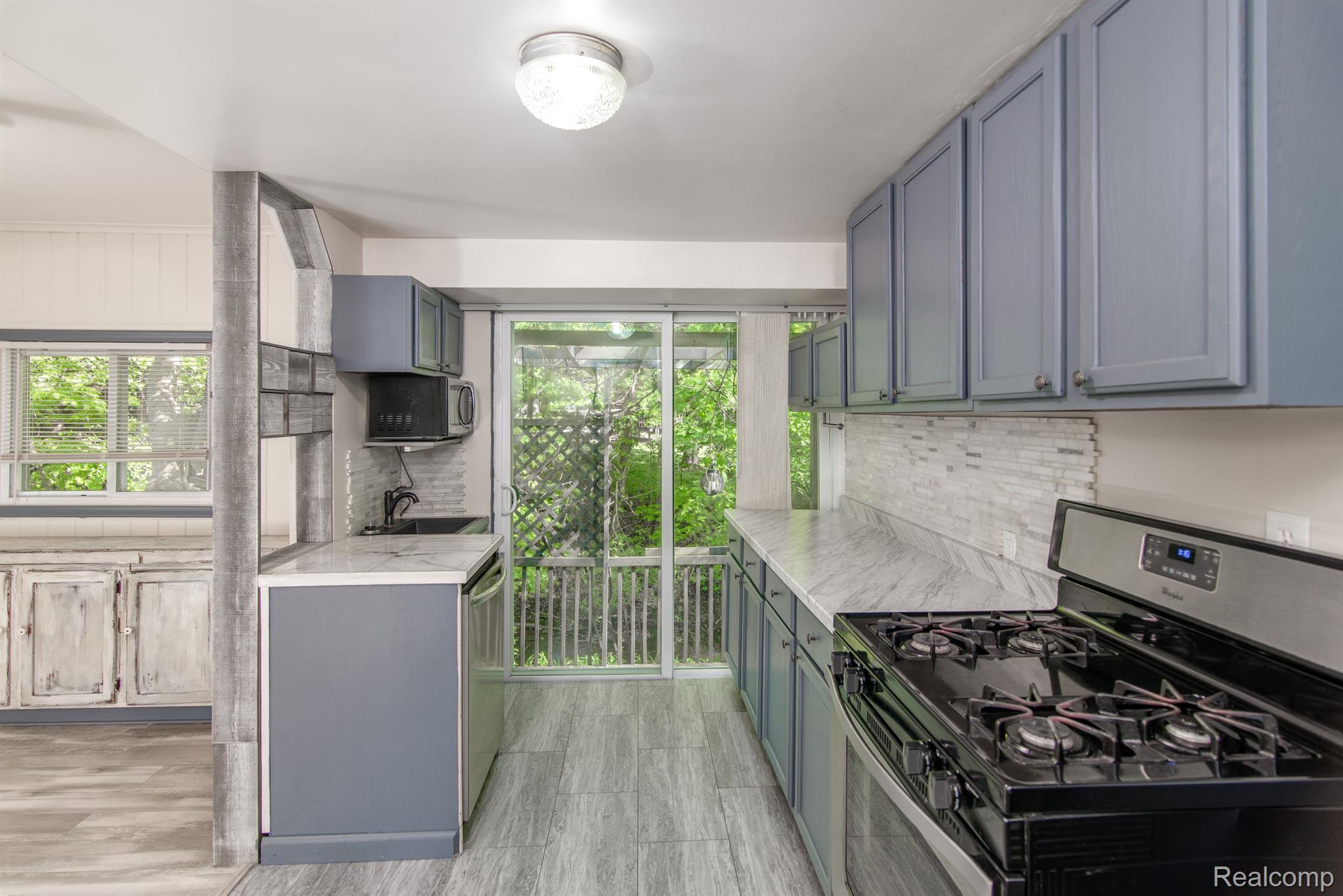 9587 PORTAGE TRL