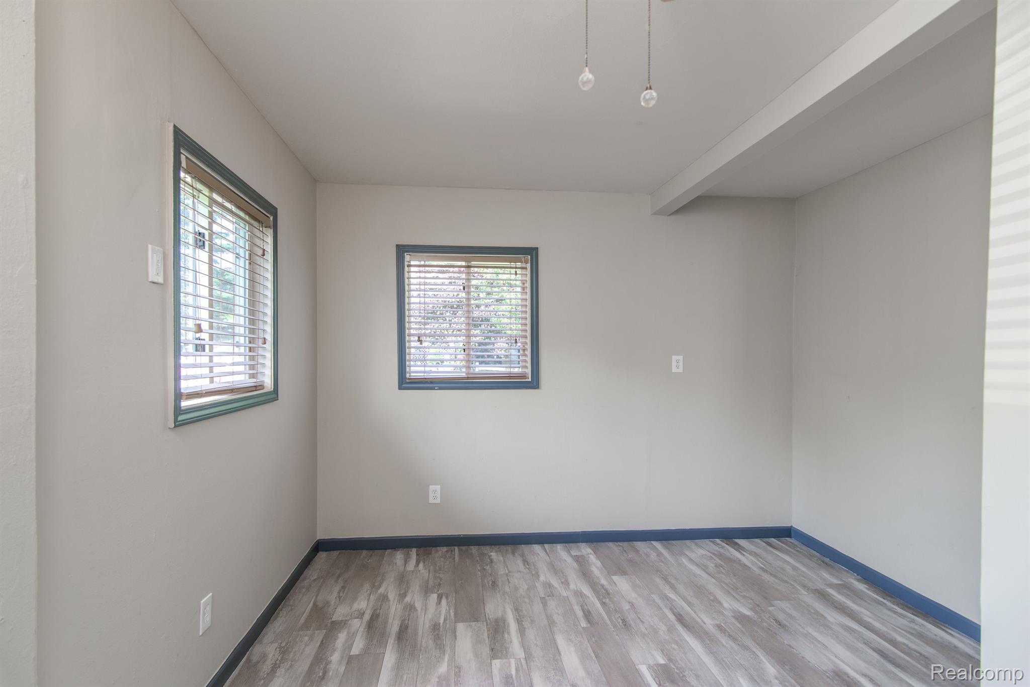 9587 PORTAGE TRL
