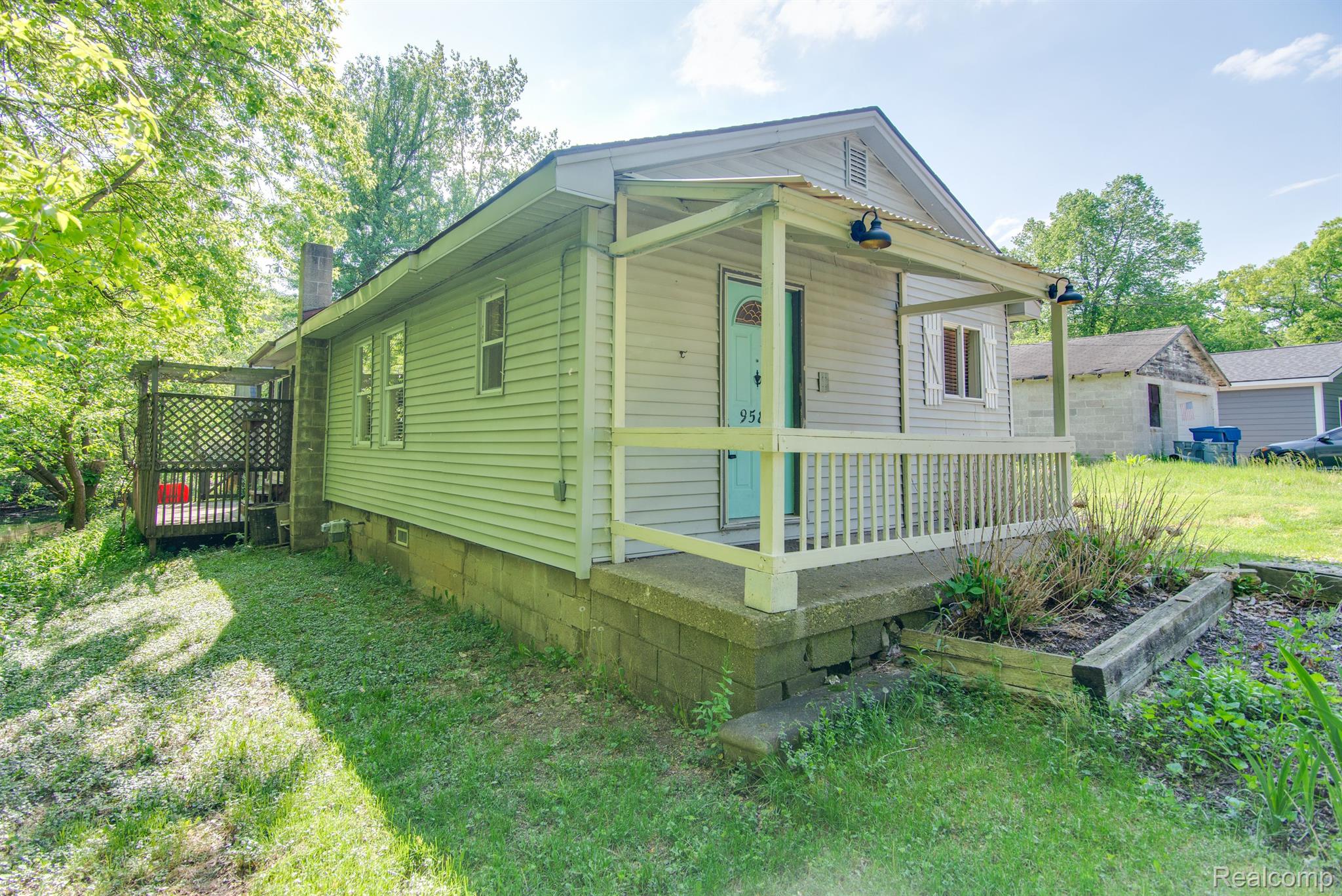 9587 PORTAGE TRL