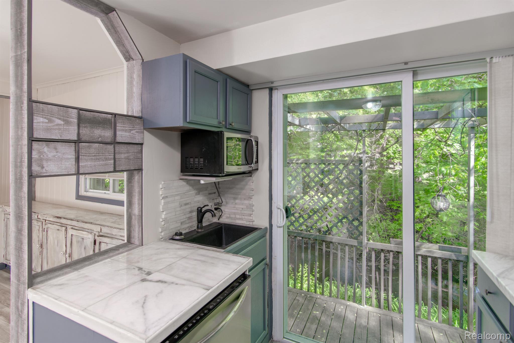 9587 PORTAGE TRL
