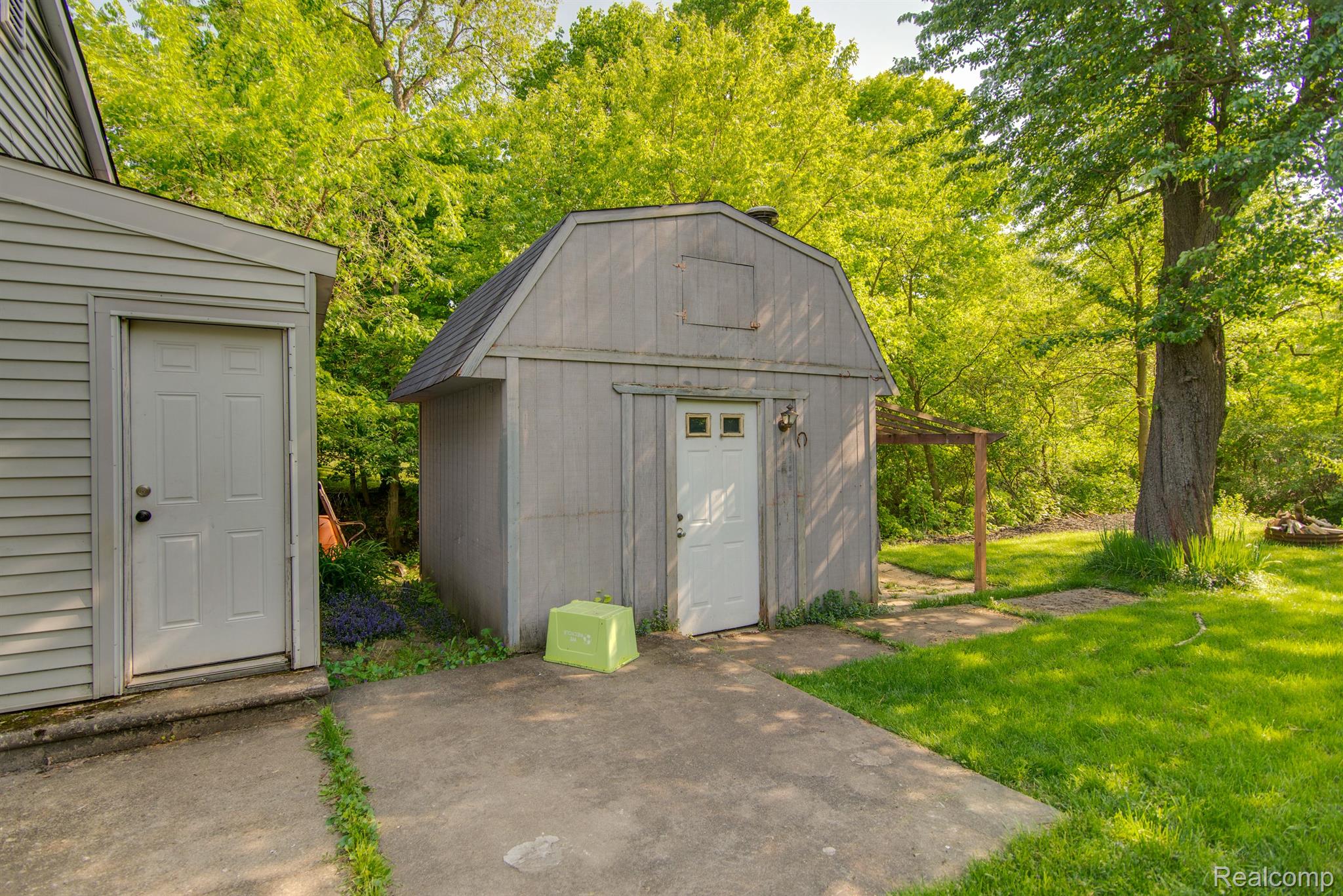 9587 PORTAGE TRL