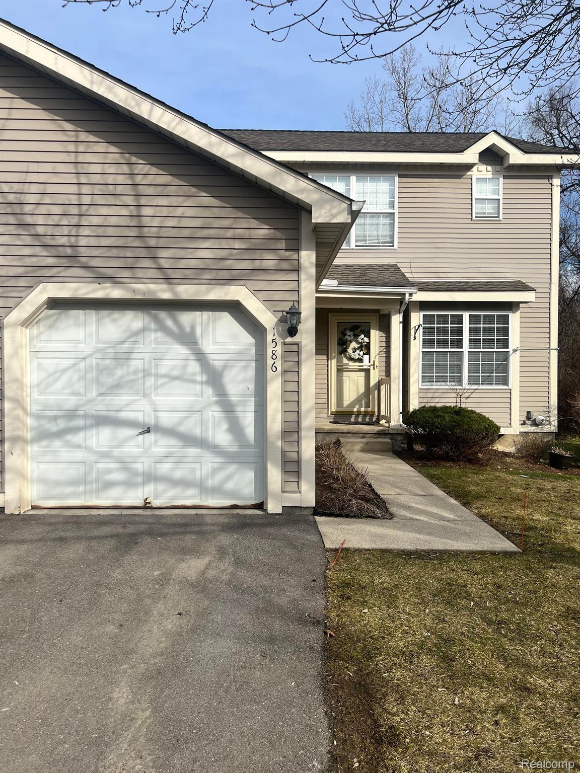 1586 GOLDEN LN