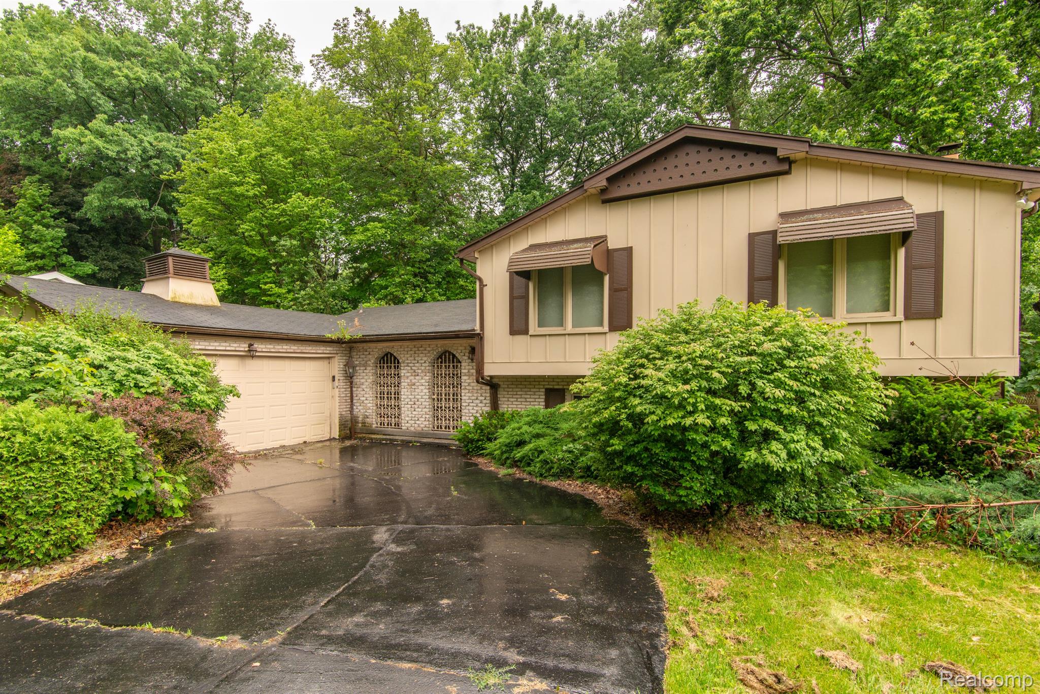 2618 PINETREE DR