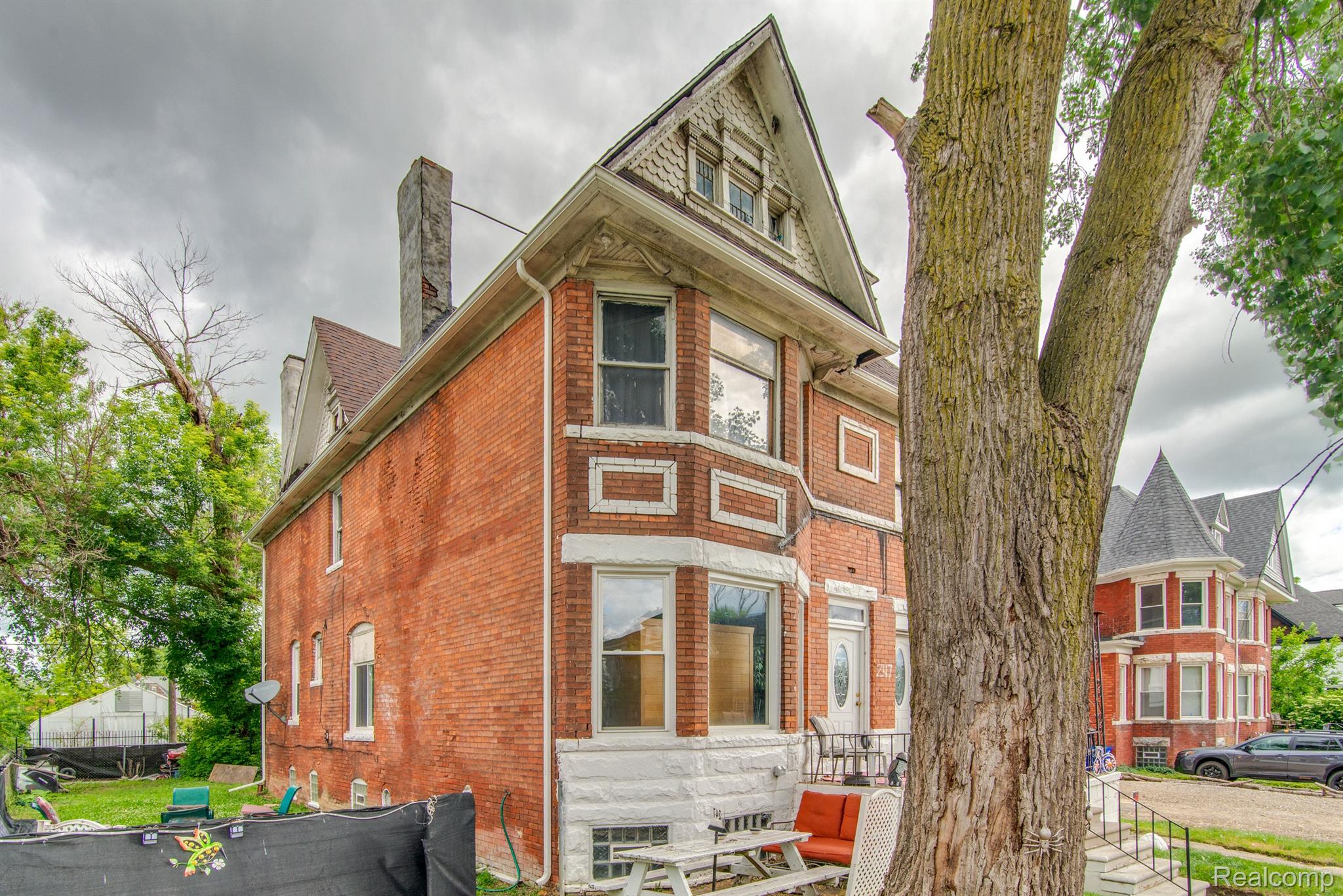 247 E BETHUNE ST