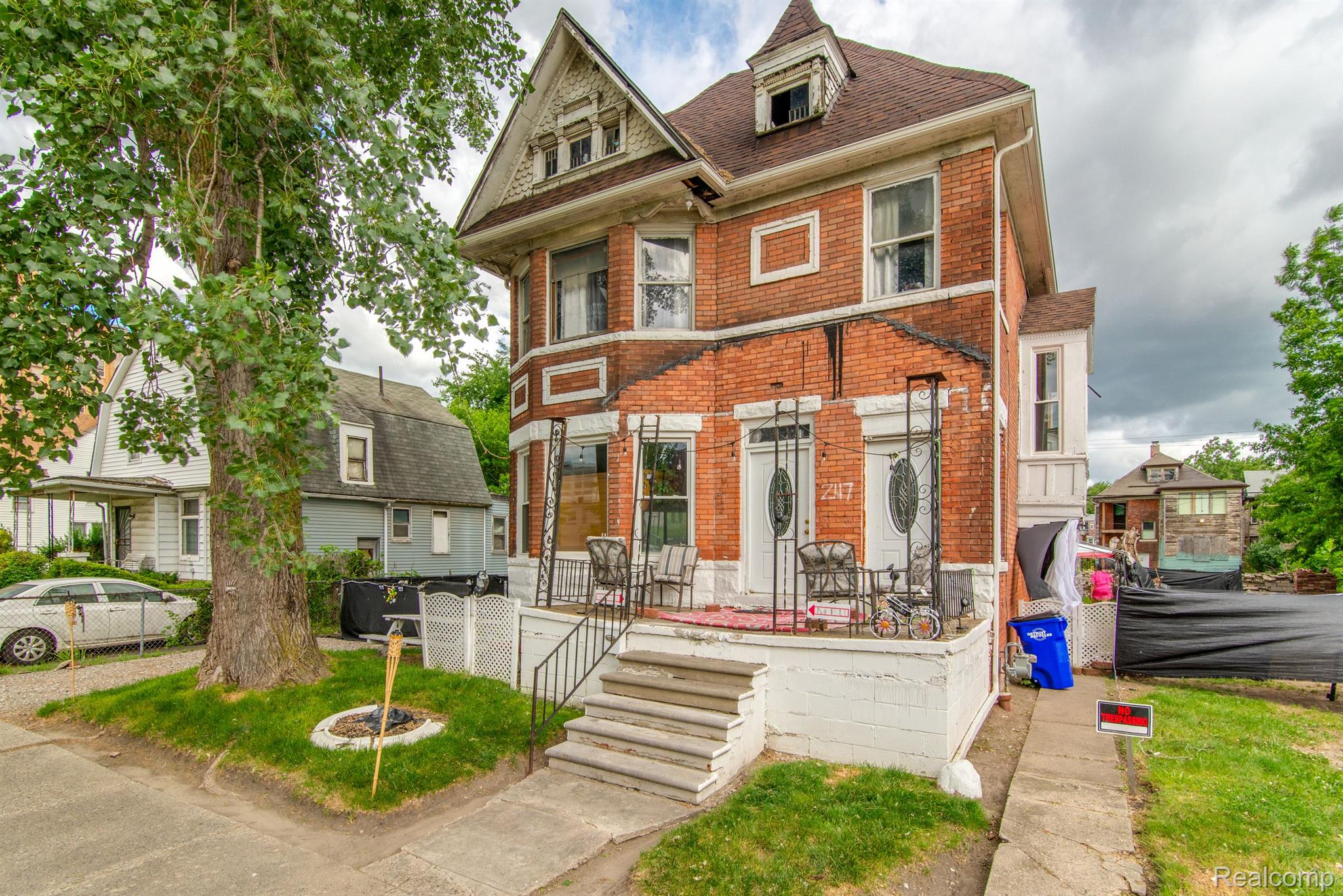 247 E BETHUNE ST