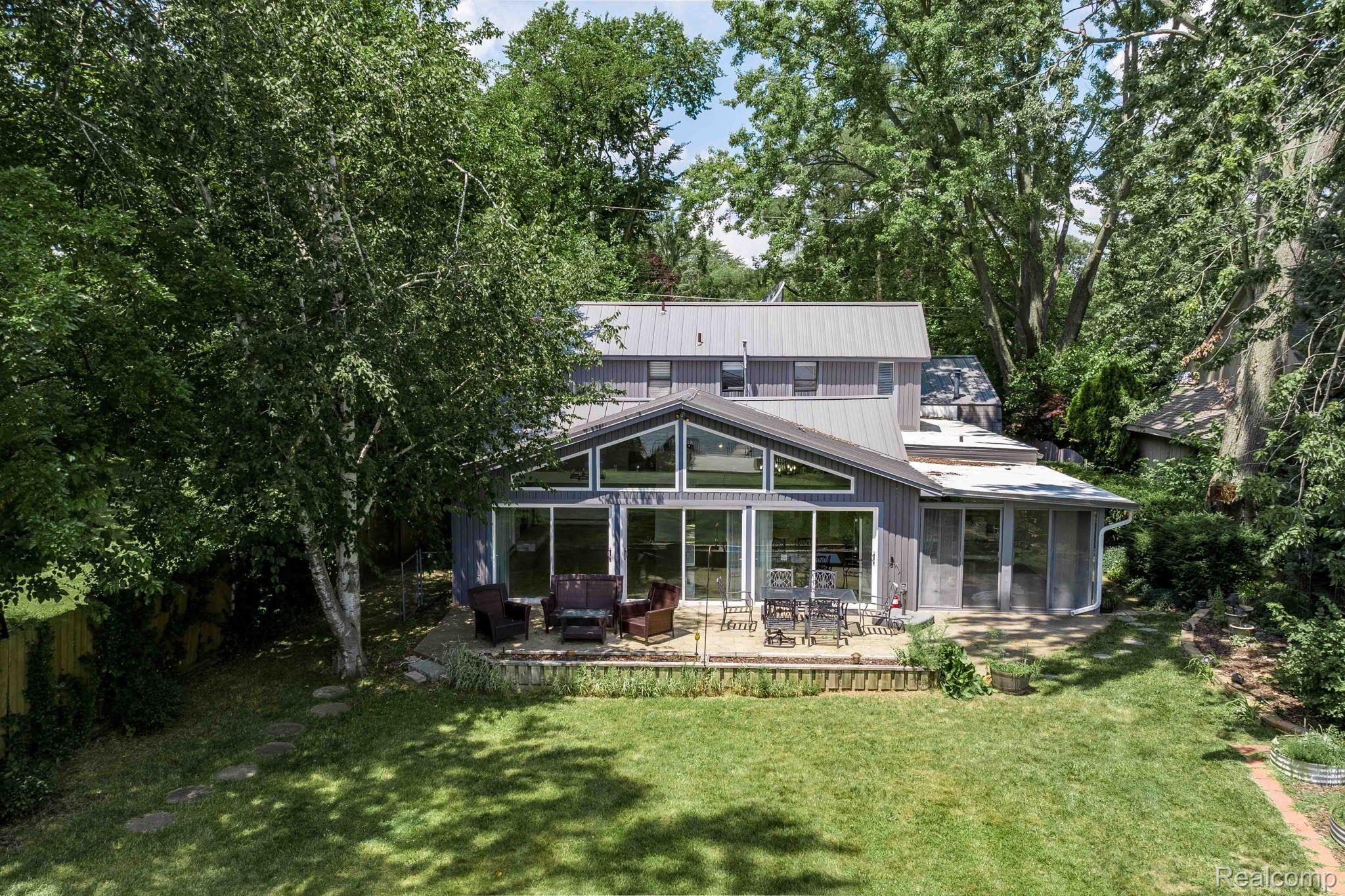 785 LAGUNA DR