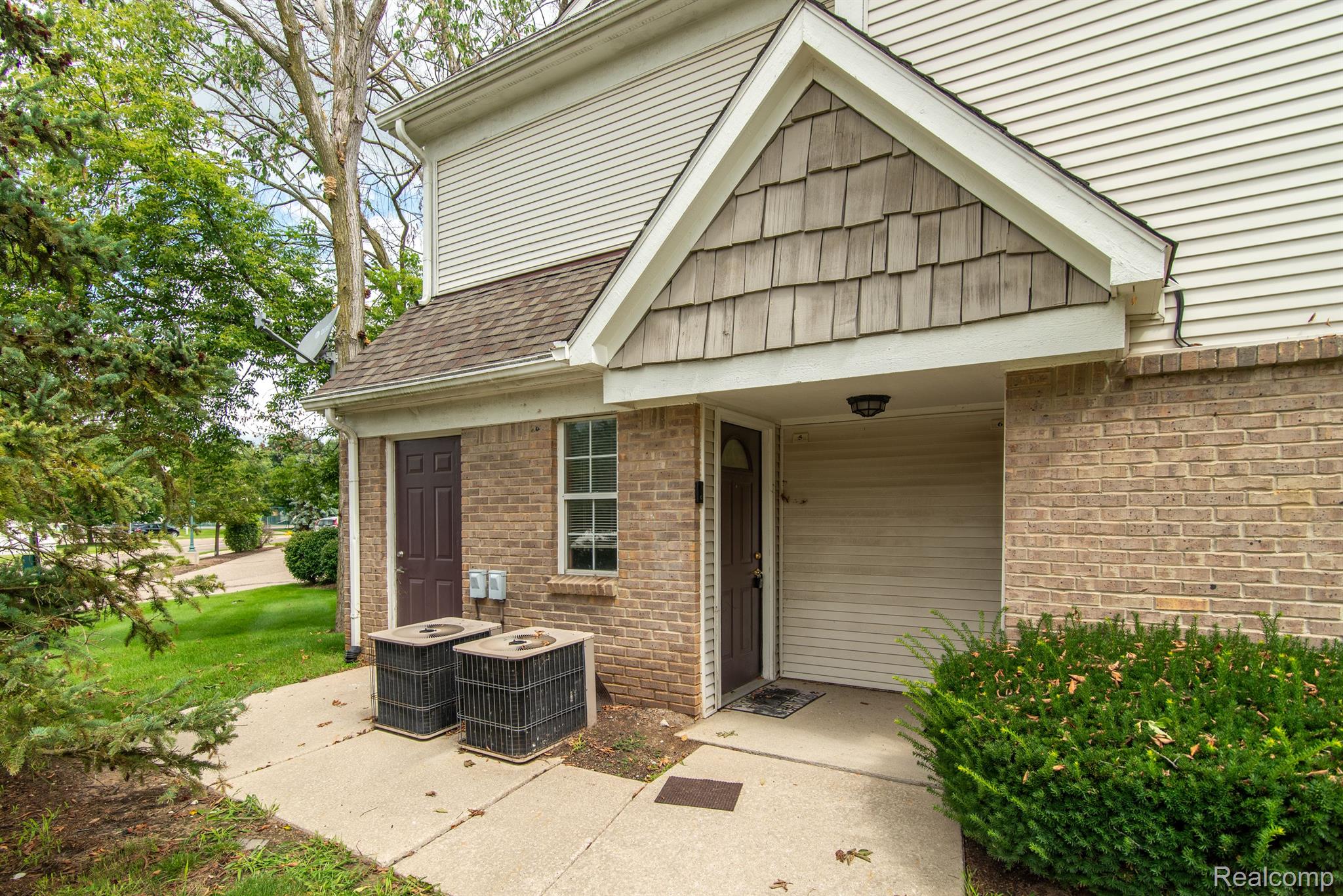 221 OAKBROOKE DR 5