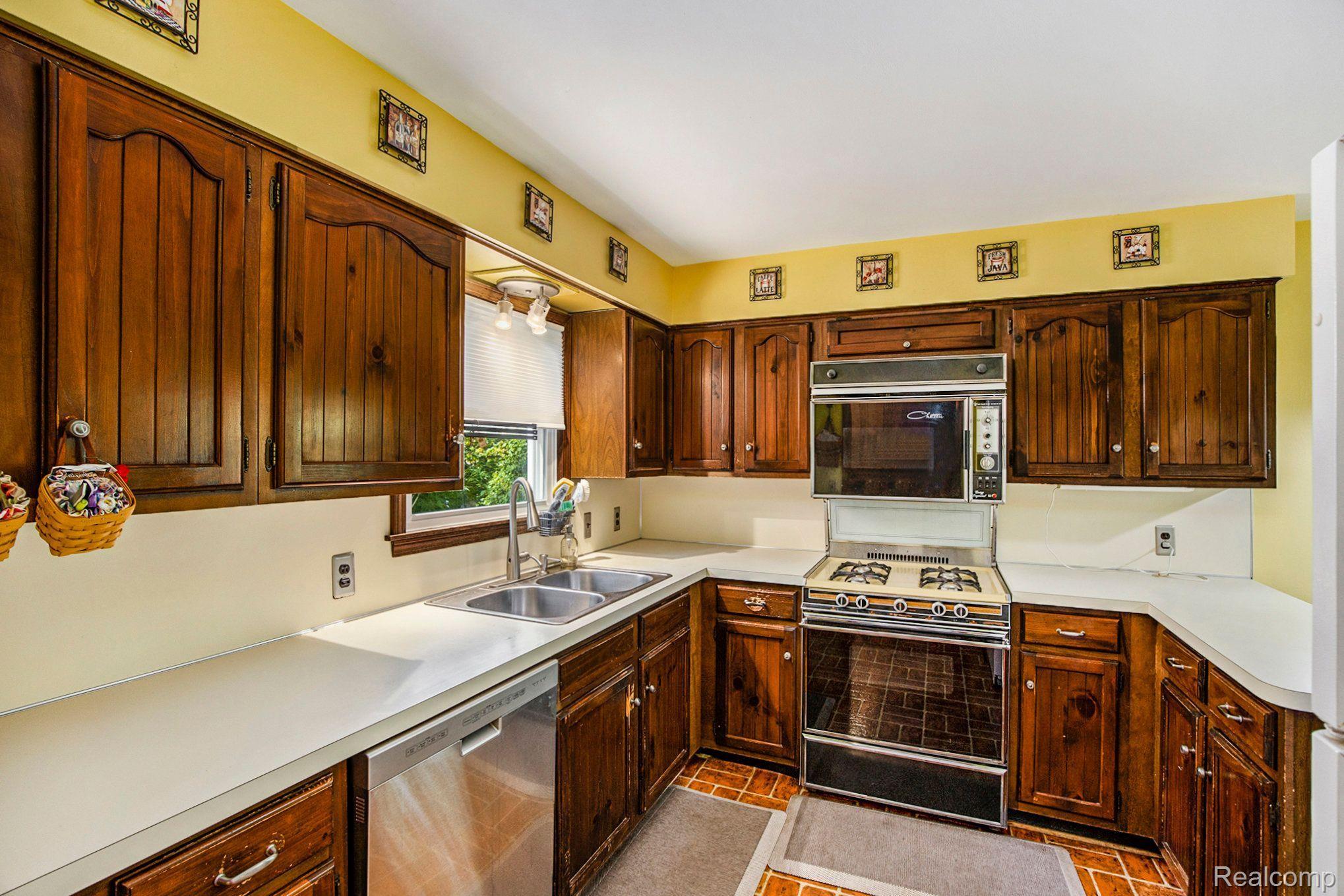 305 Oaklane DR