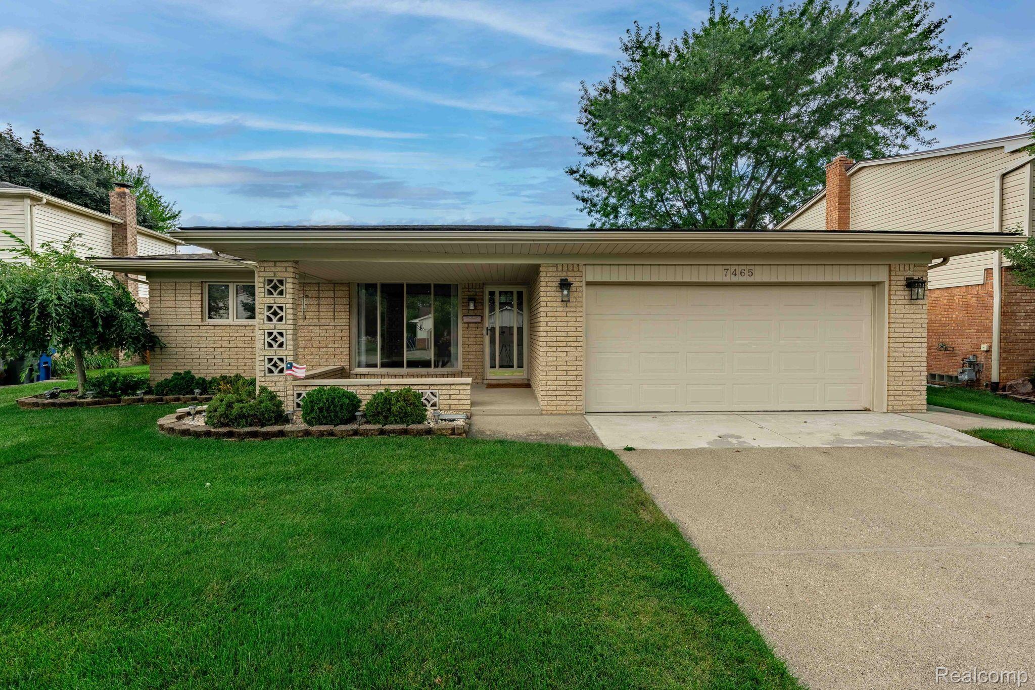 7465 Sussex DR