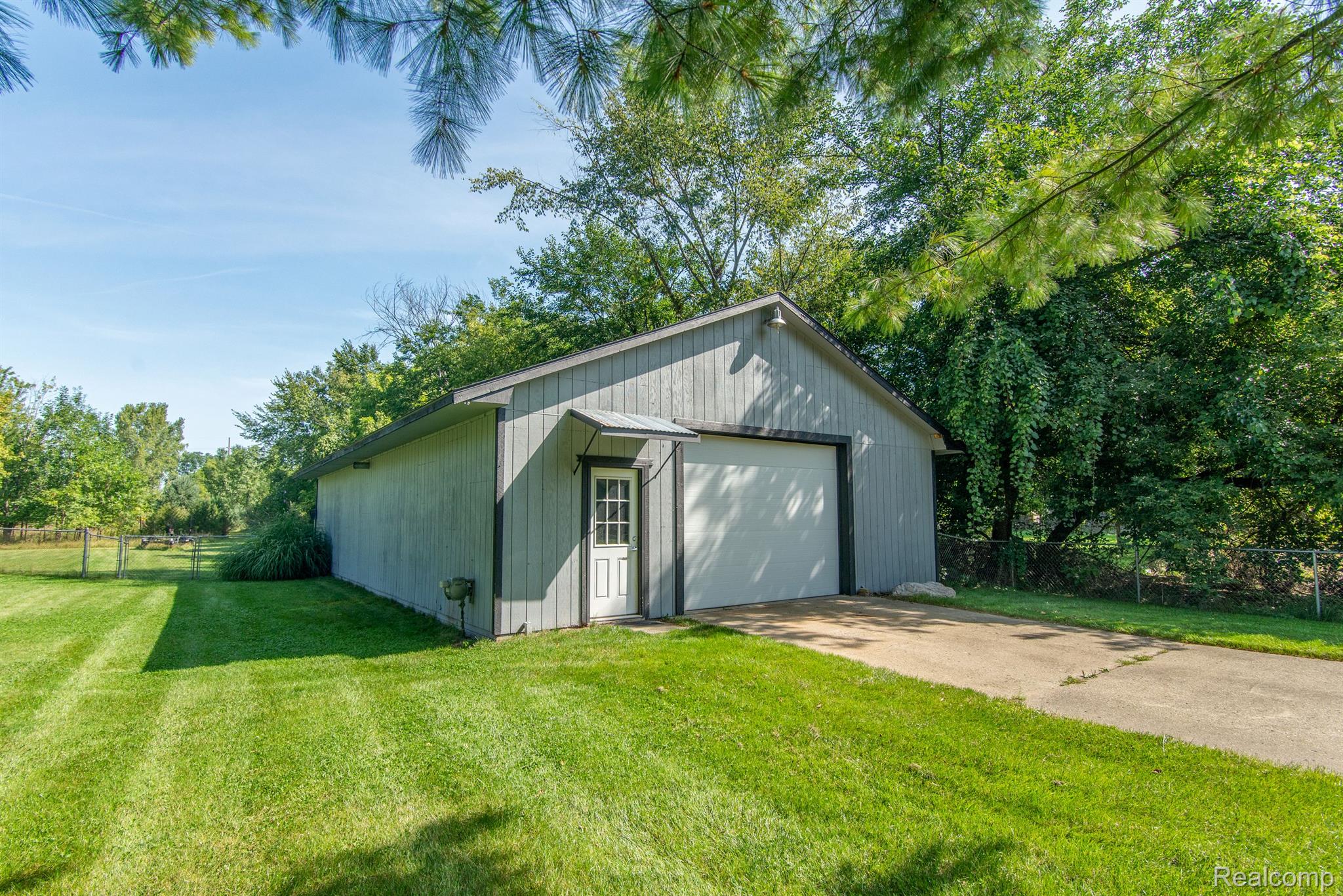 820 W SILVER LAKE Road