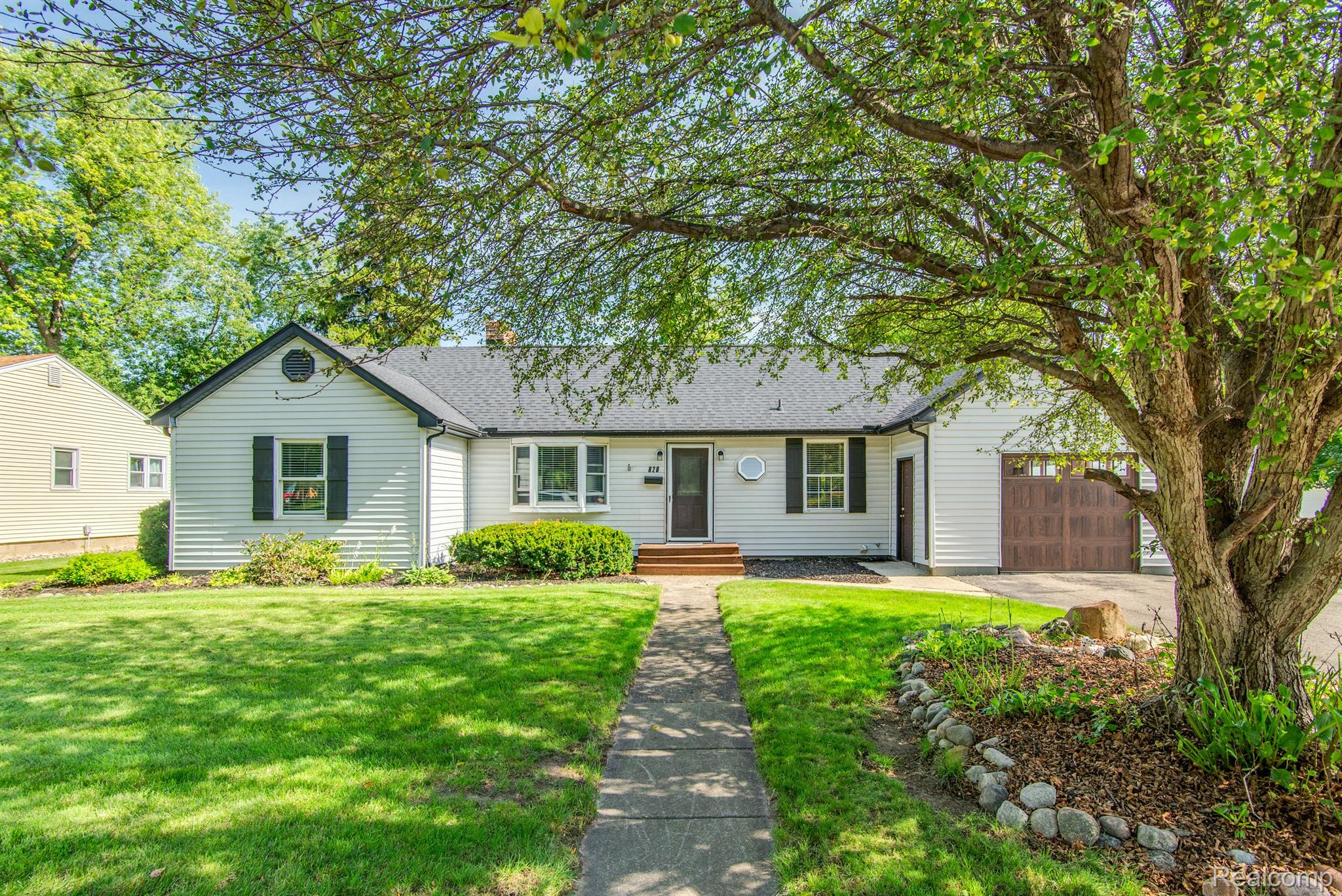 820 W SILVER LAKE Road