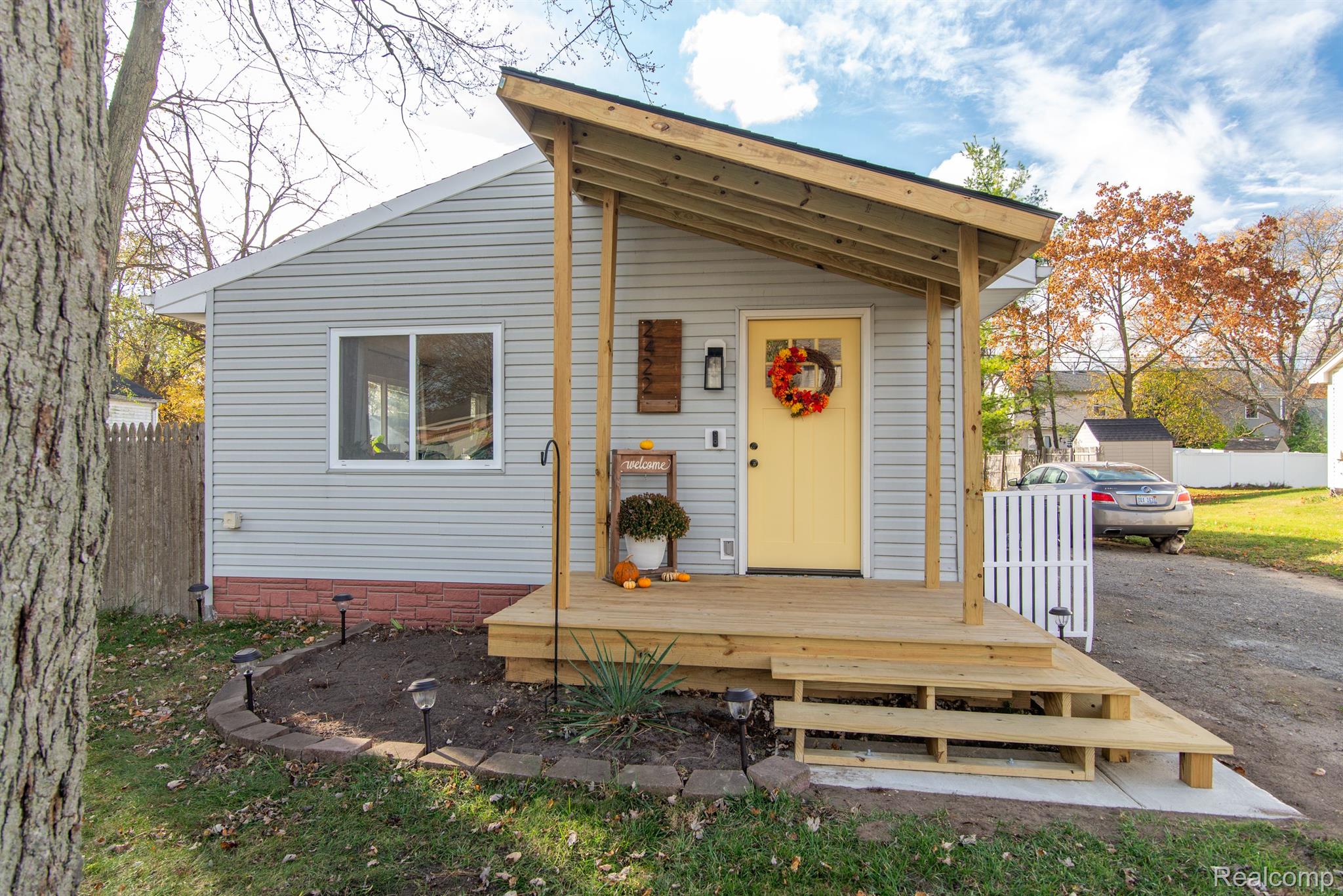 2422 HESSEL AVE