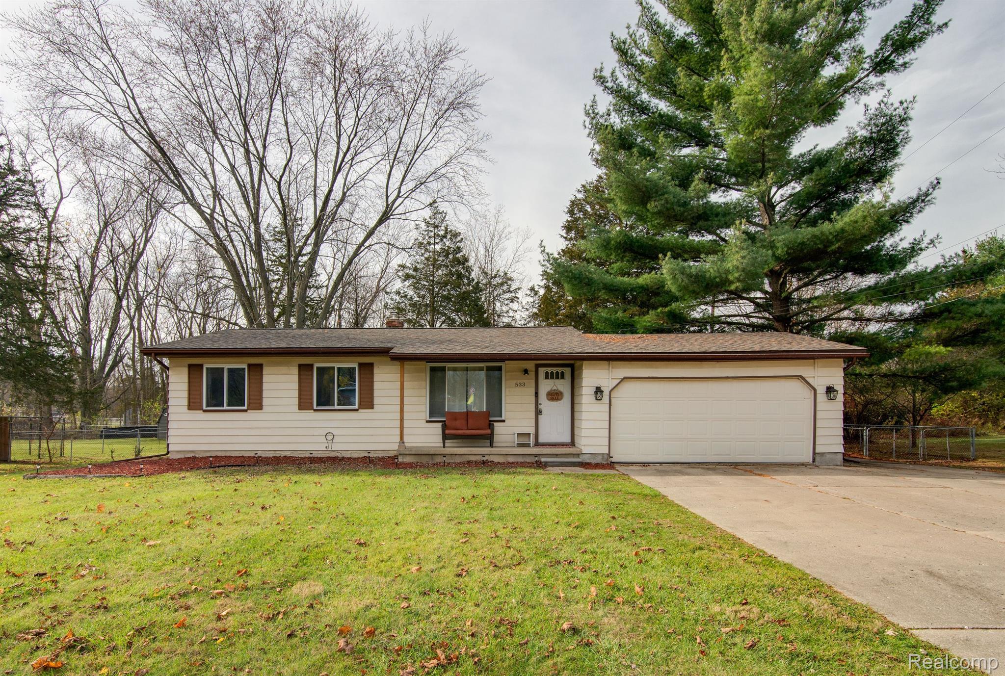 533 HUT WEST DR