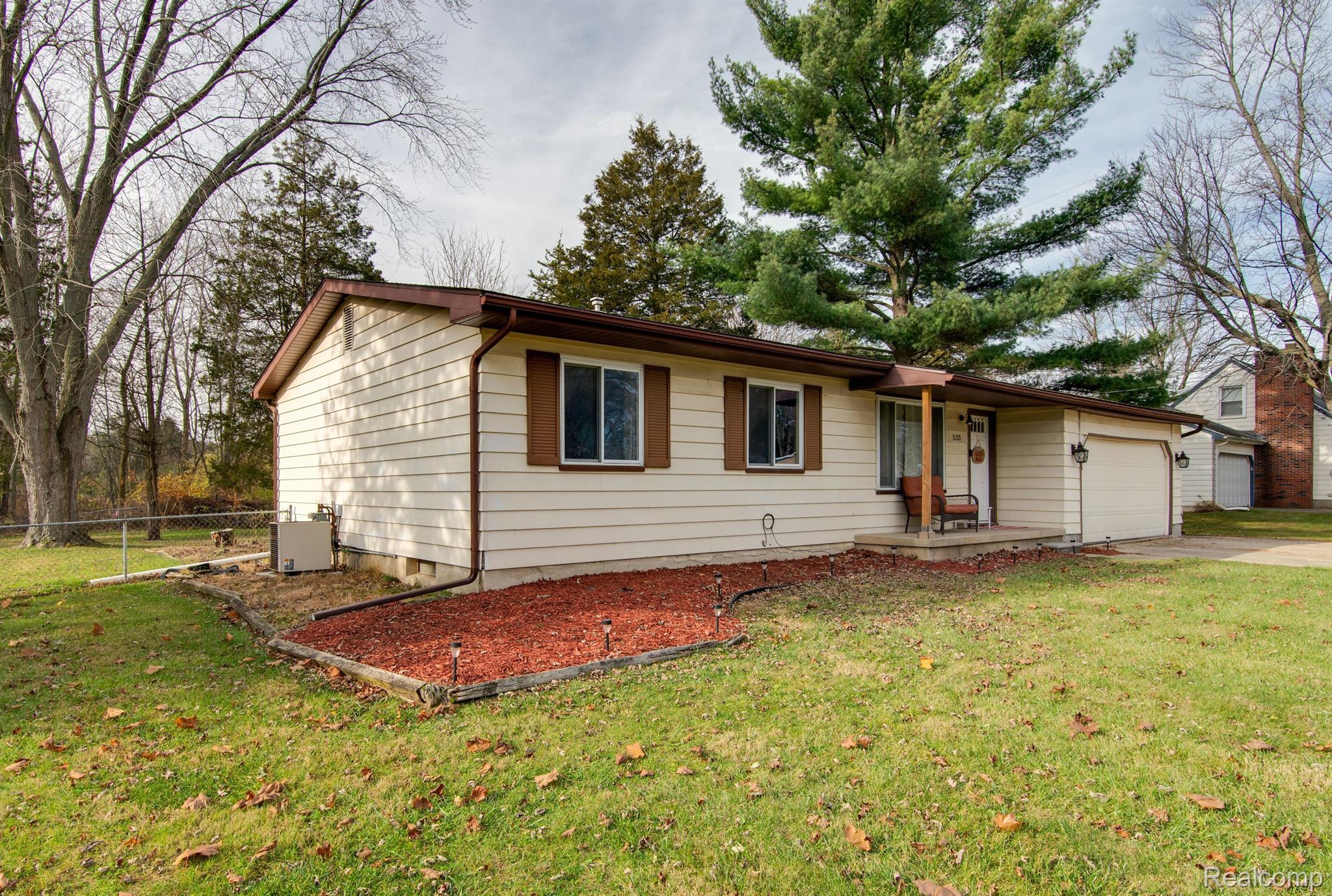 533 HUT WEST DR
