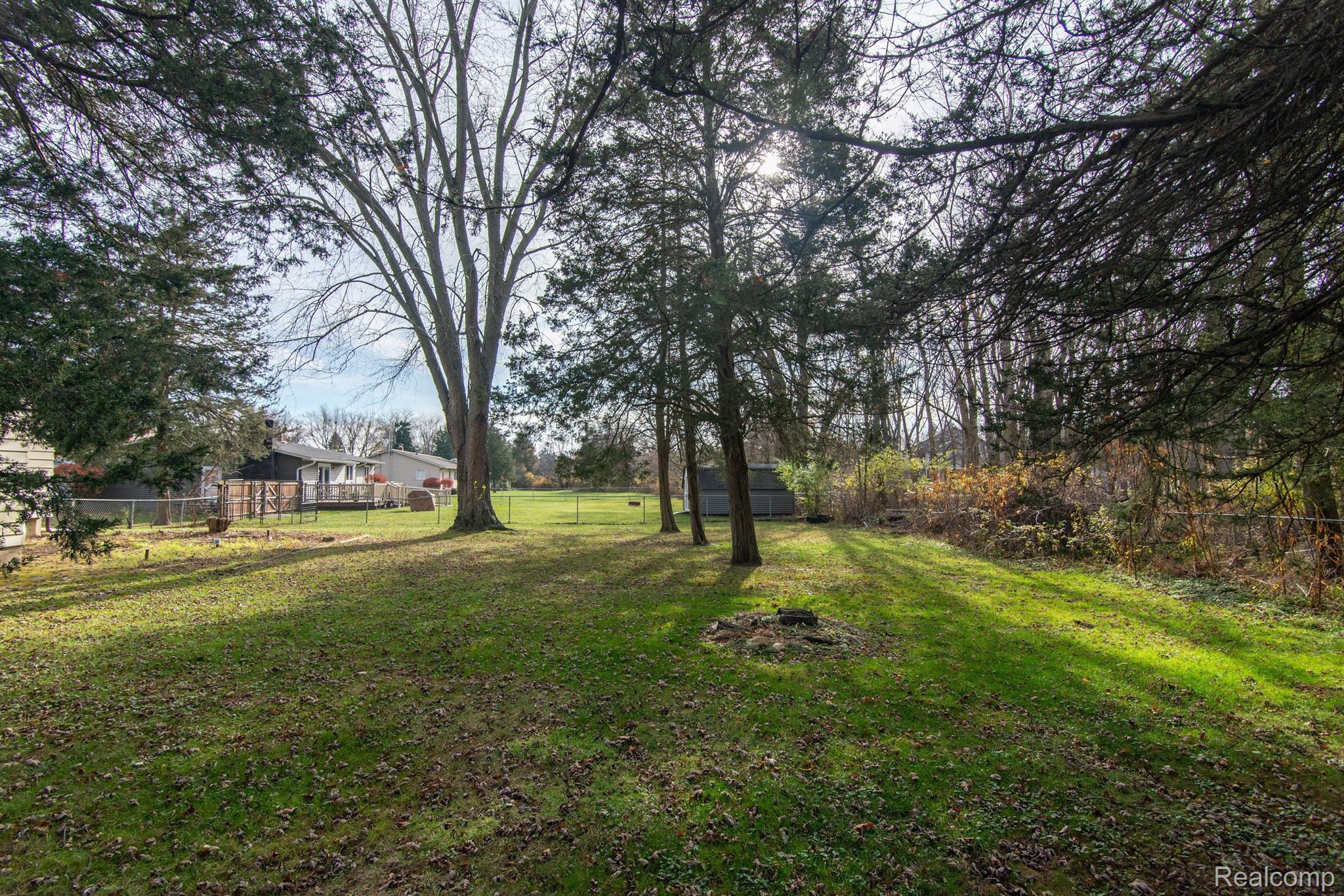 533 HUT WEST DR