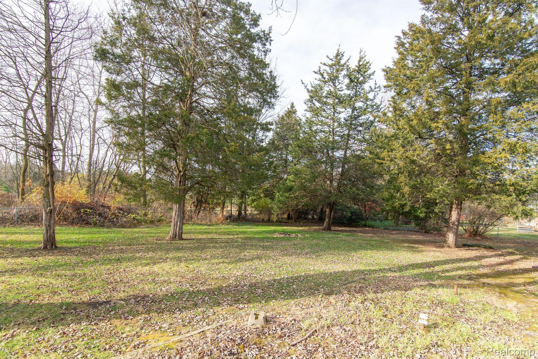 533 HUT WEST DR
