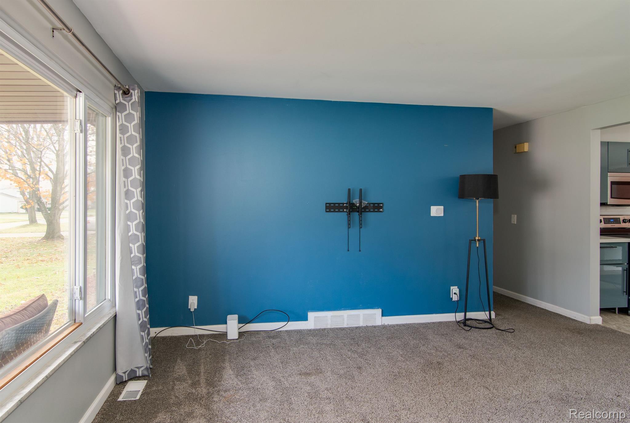 533 HUT WEST DR