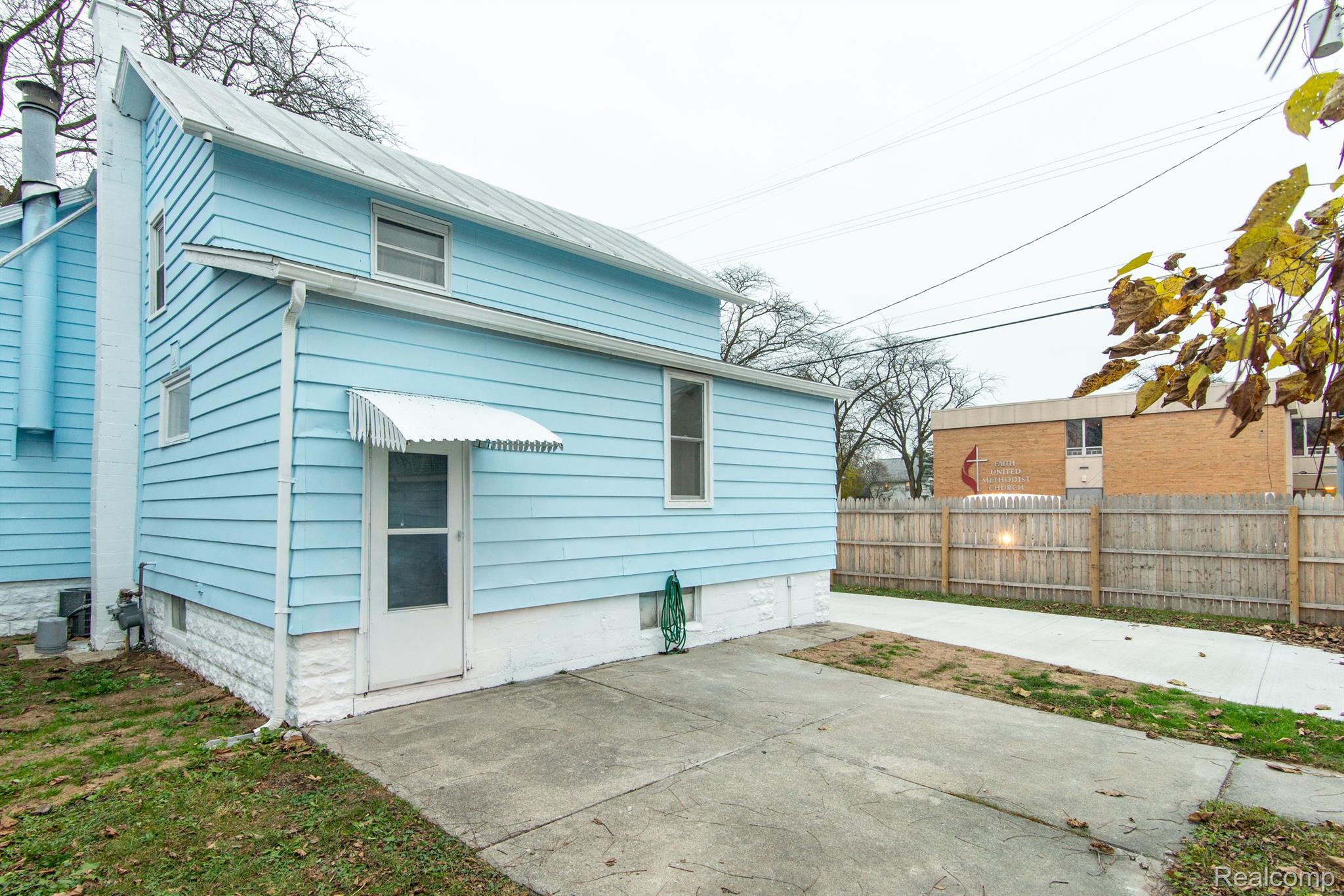 217 W 3RD ST