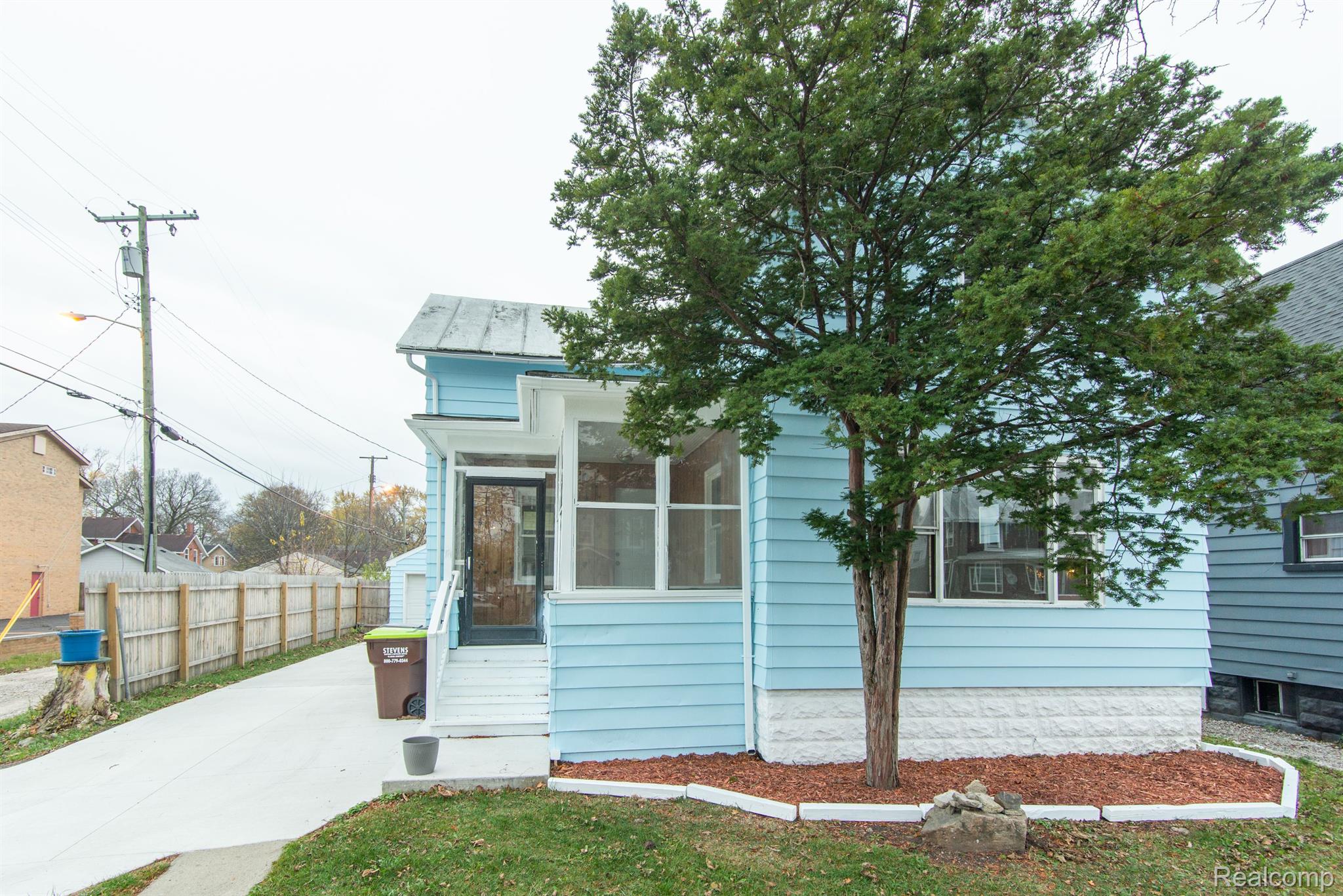 217 W 3RD ST
