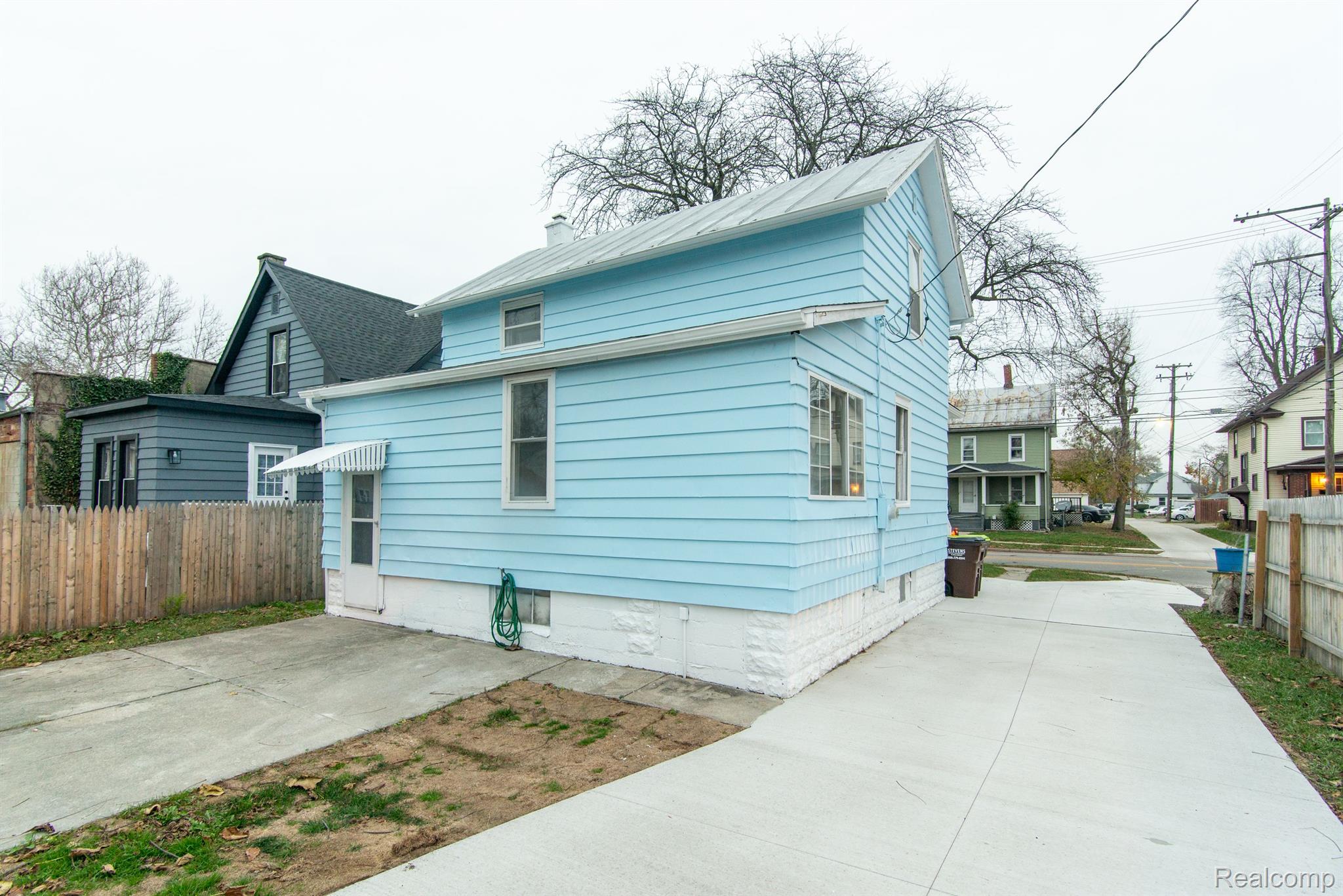 217 W 3RD ST