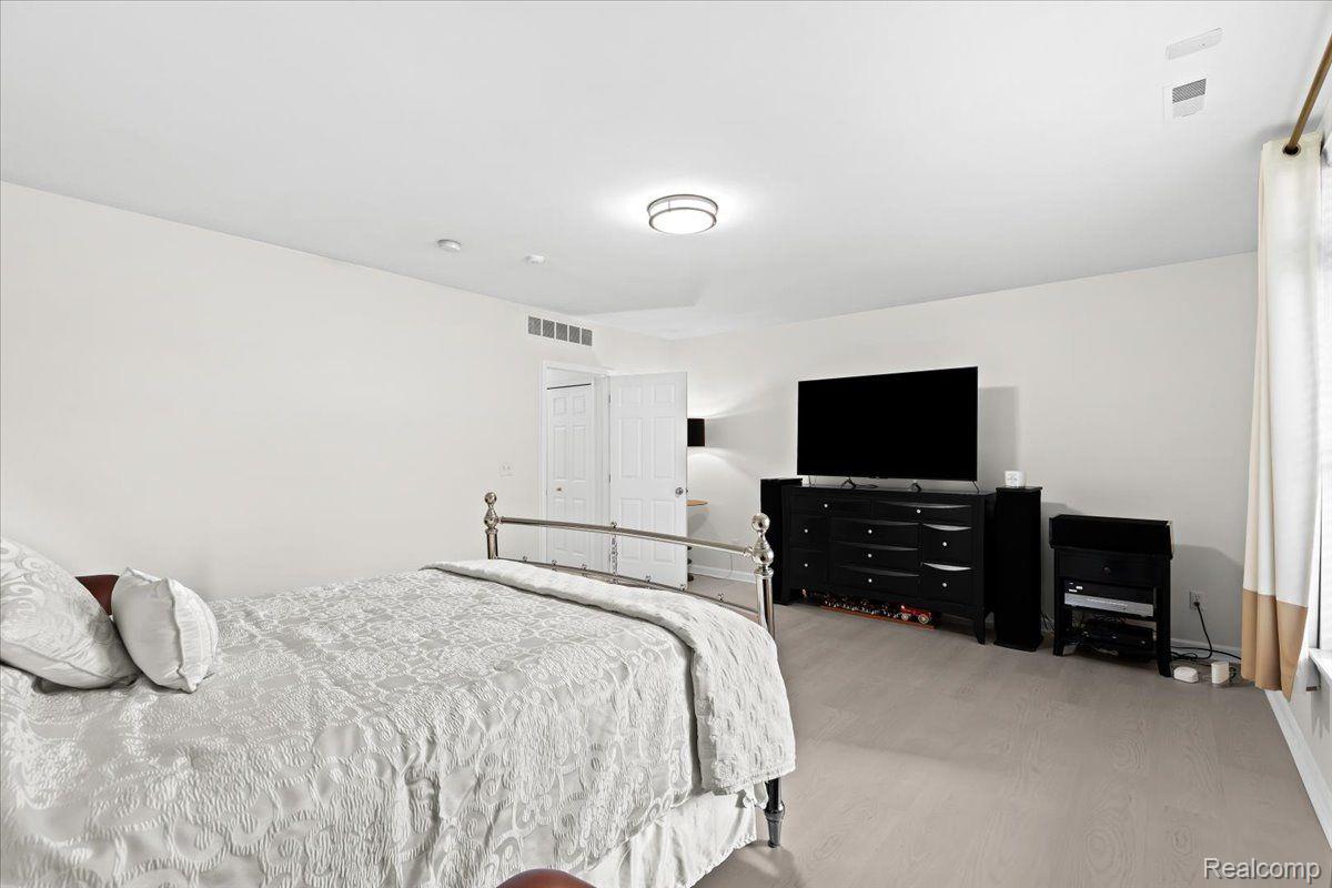 37677 NEWBURGH PARK CIR