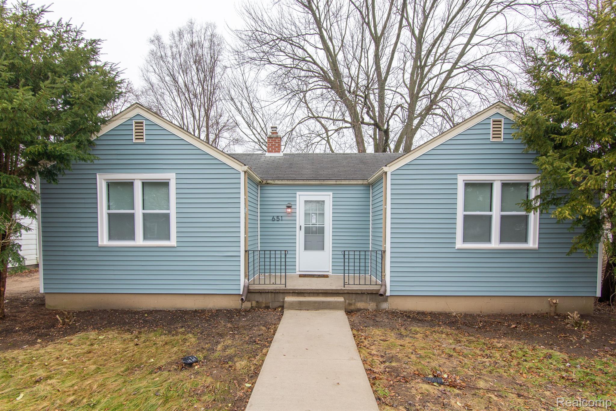 651 N IVANHOE AVE