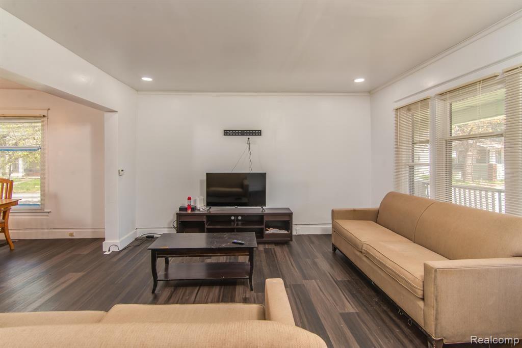 1104 PERSHING Drive