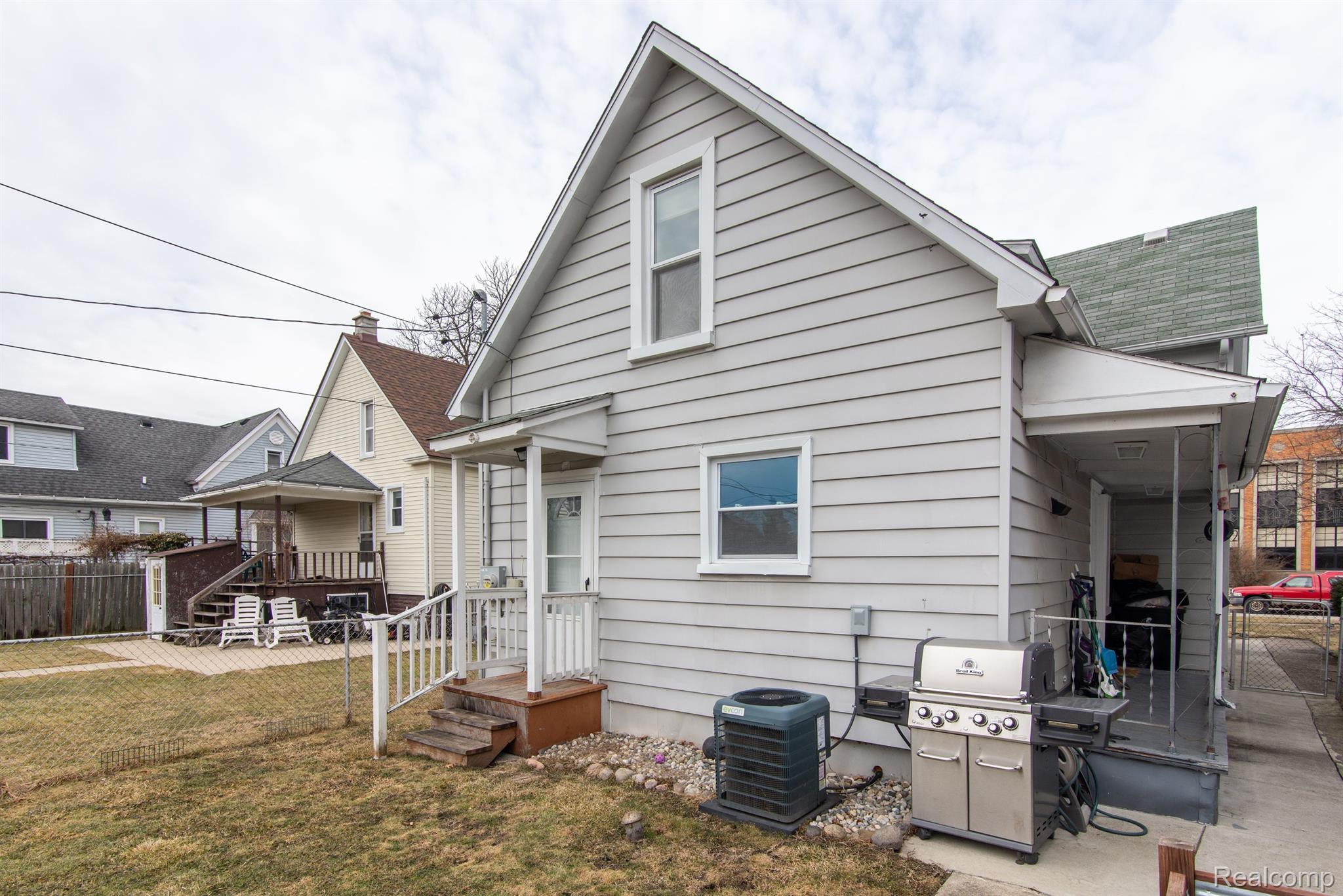 611 PLUM ST