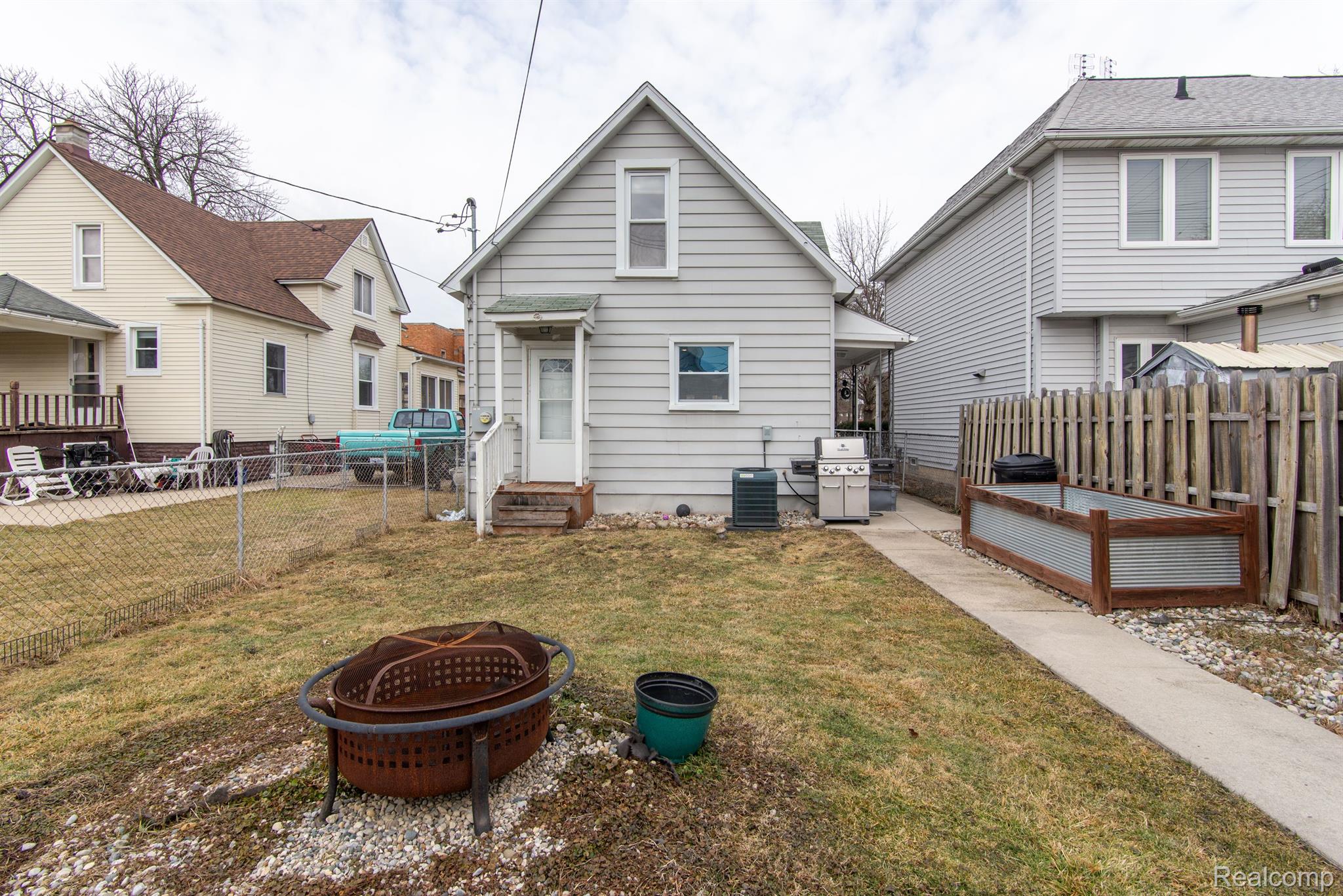 611 PLUM ST