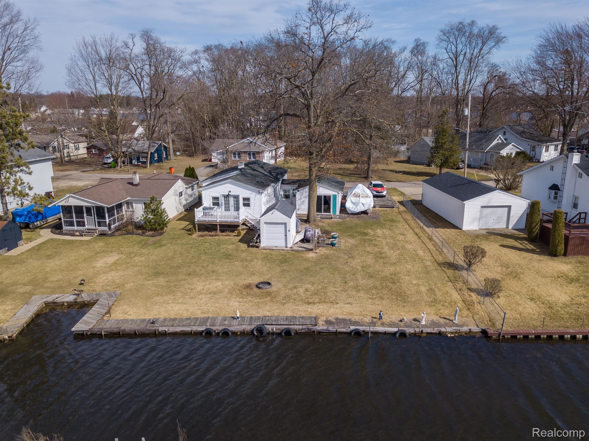 861 S LAKESIDE DR