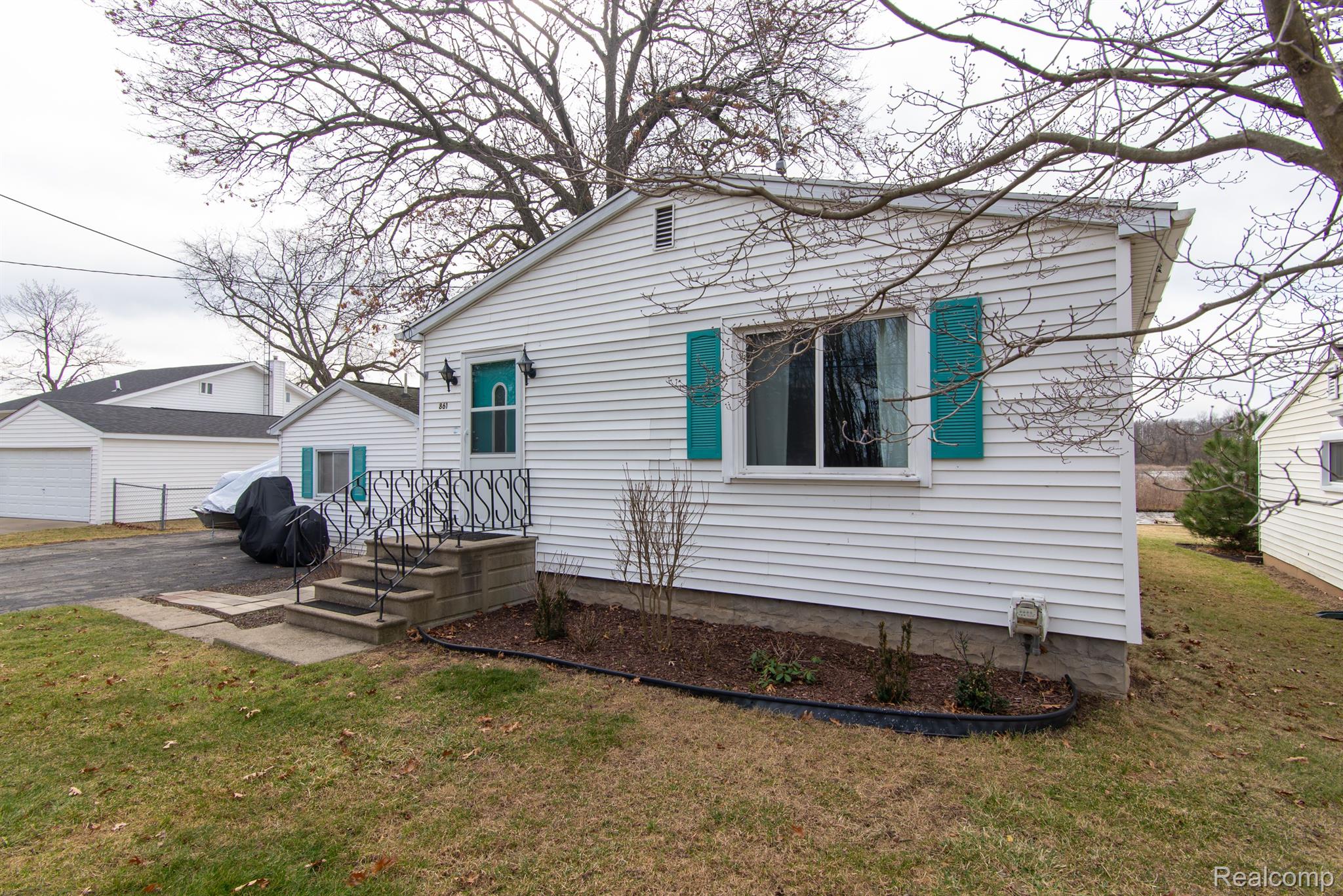 861 S LAKESIDE DR