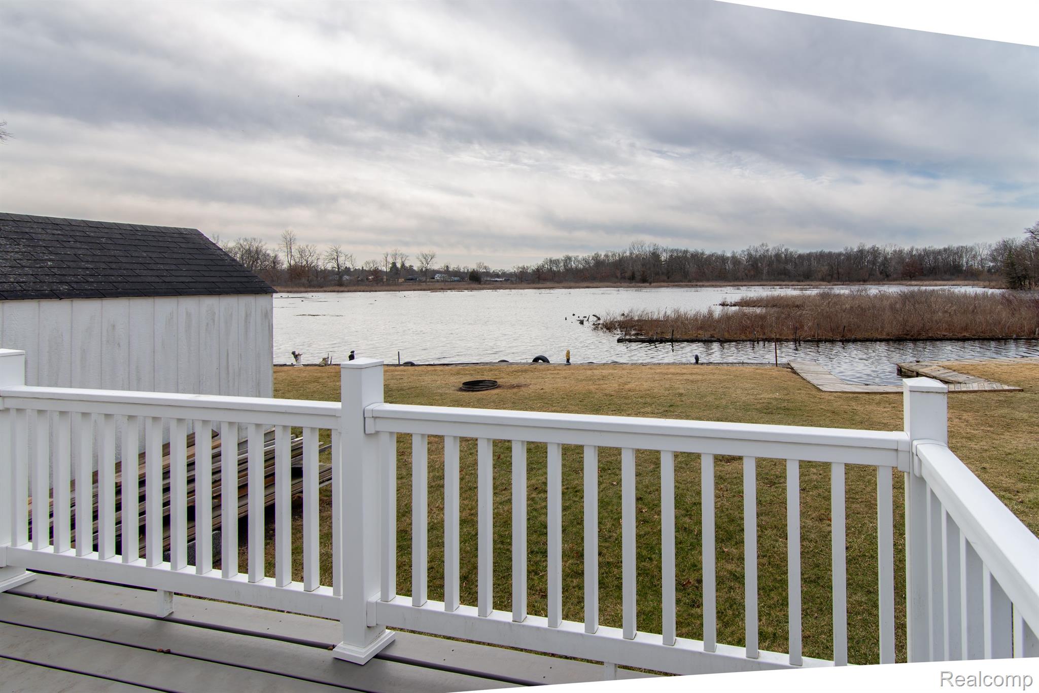 861 S LAKESIDE DR