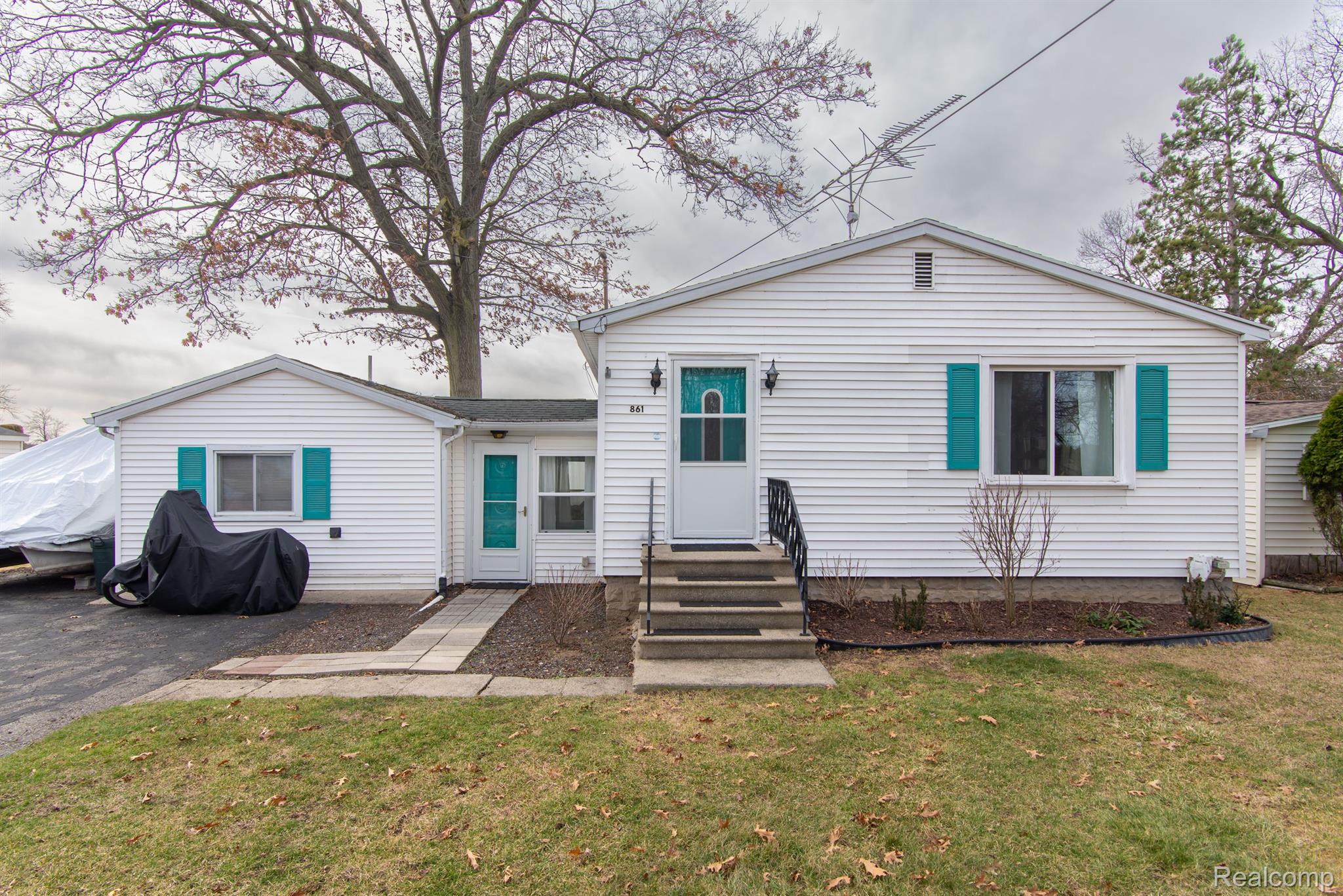 861 S LAKESIDE DR