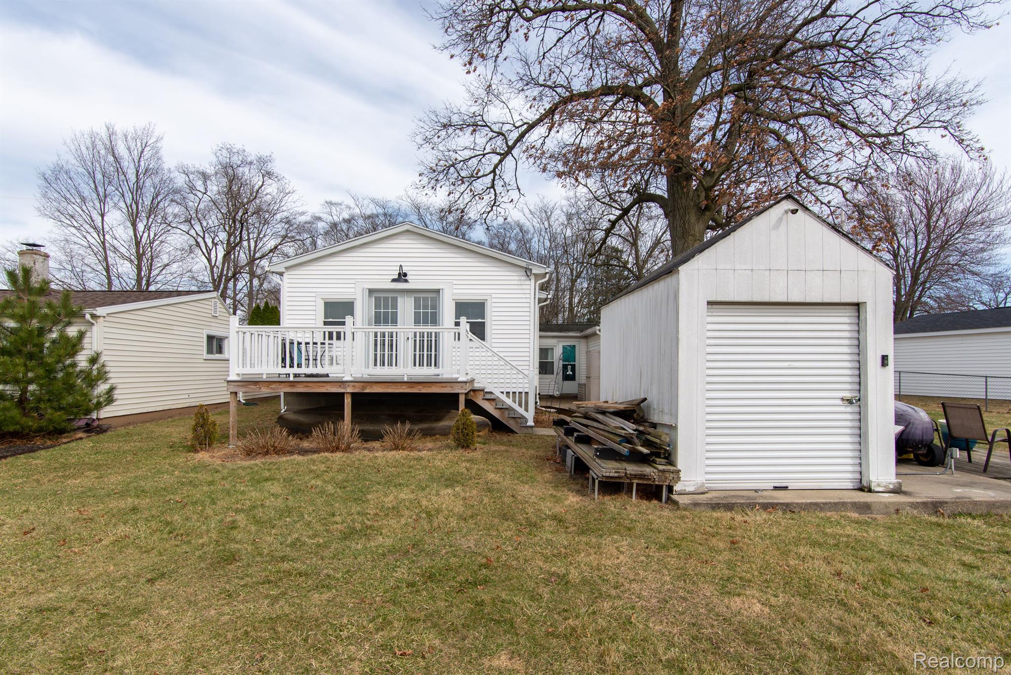 861 S LAKESIDE DR
