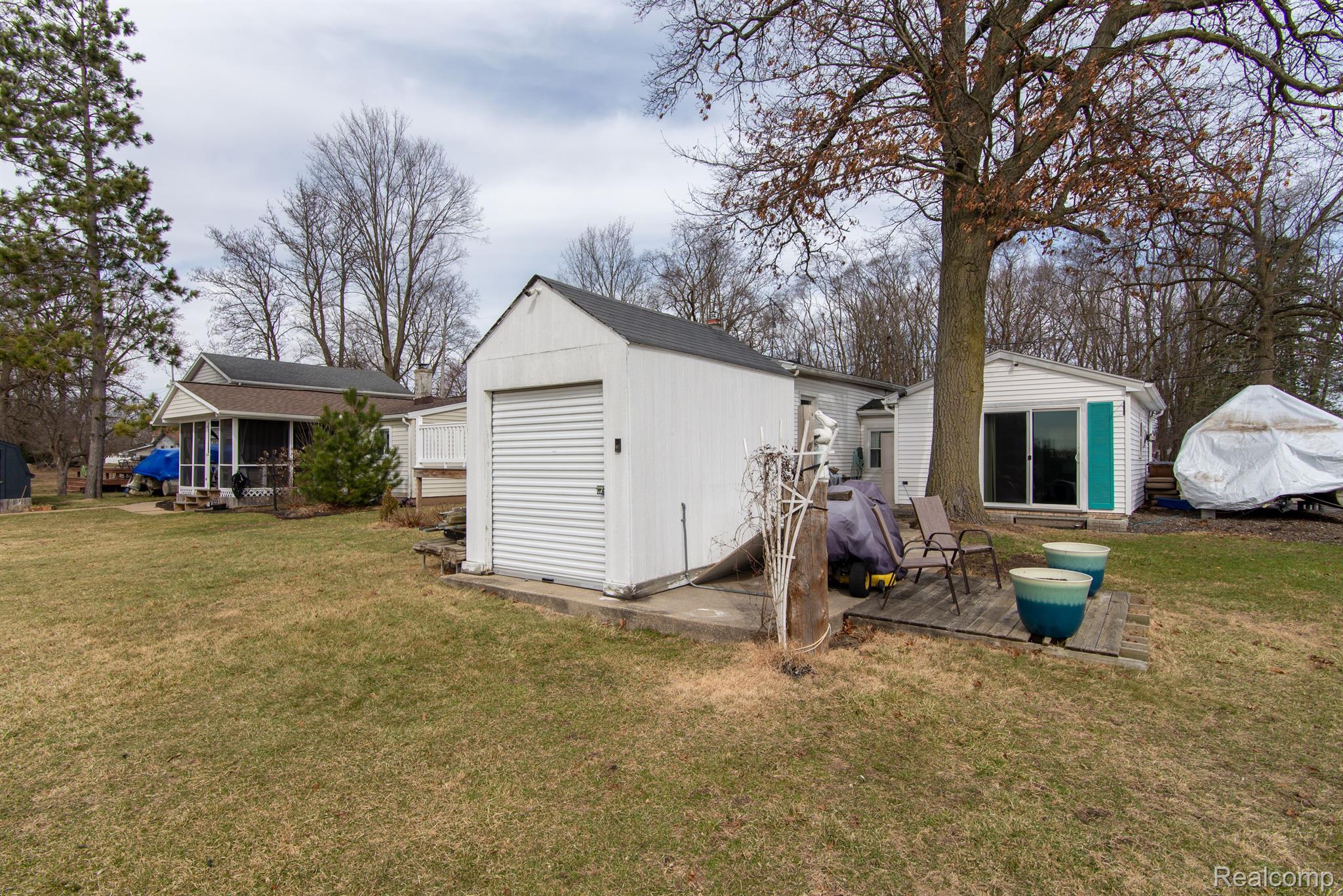 861 S LAKESIDE DR