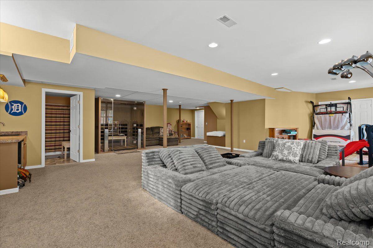 17020 CARRIAGE WAY