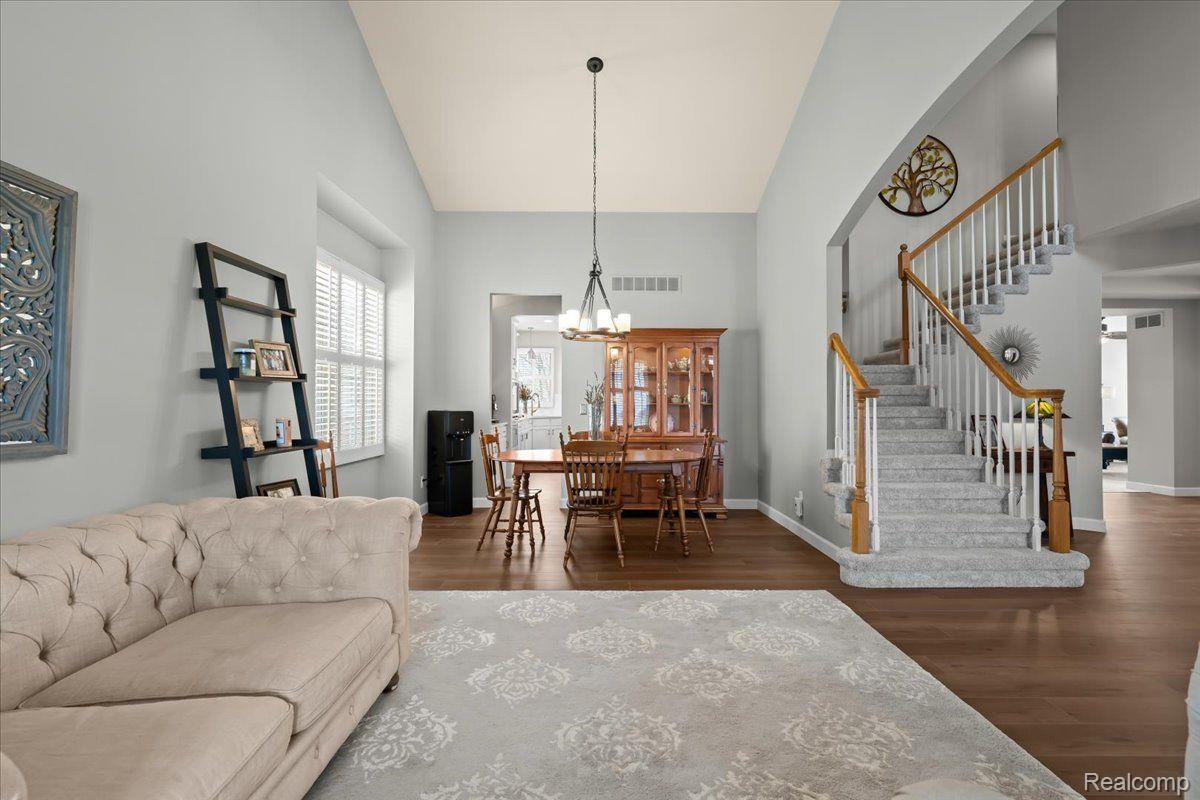 17020 CARRIAGE WAY