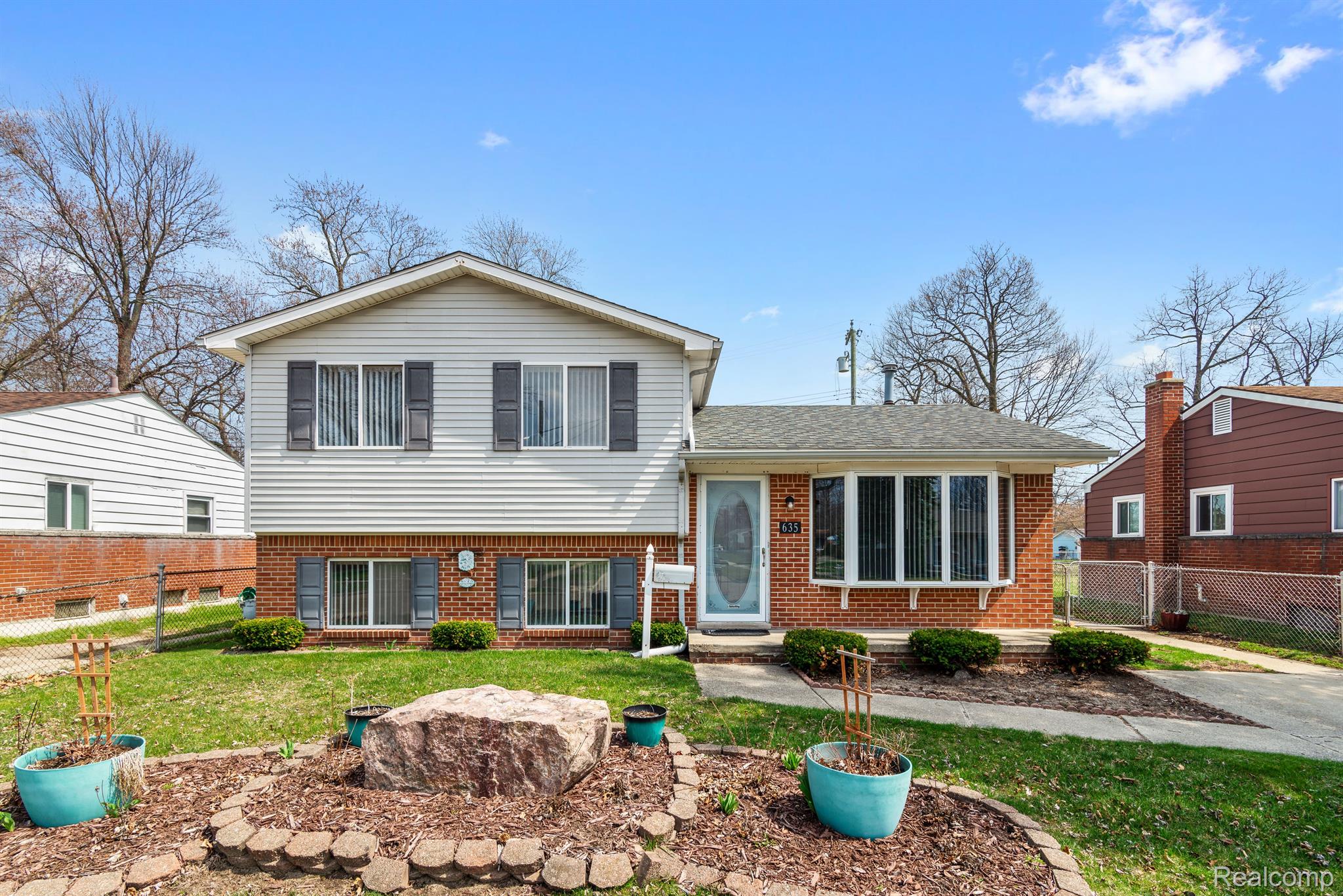 635 HECHT DR