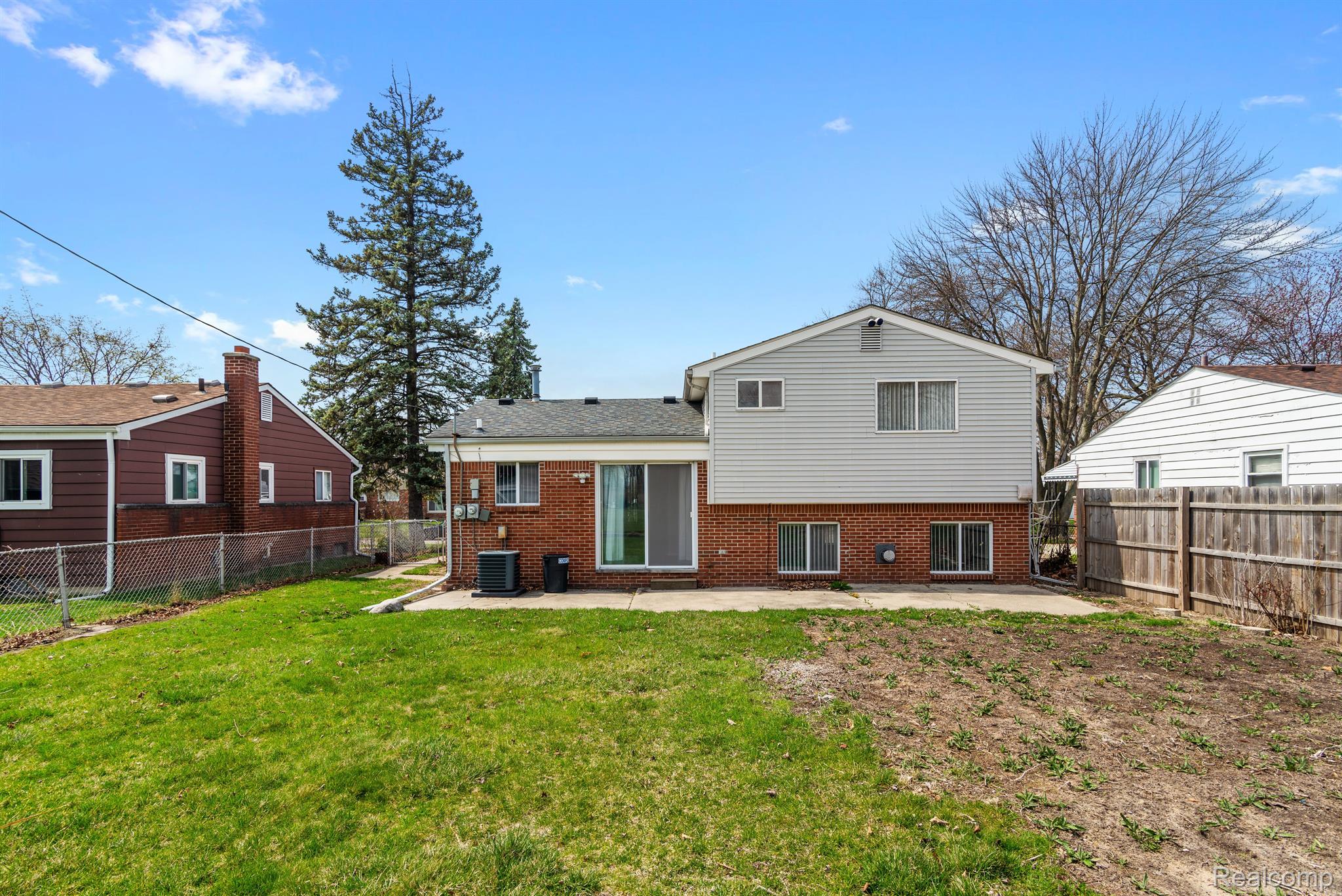 635 HECHT DR