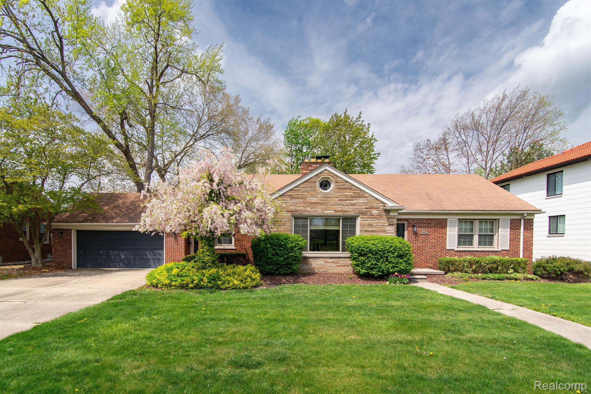 1221 GOLFVIEW DR