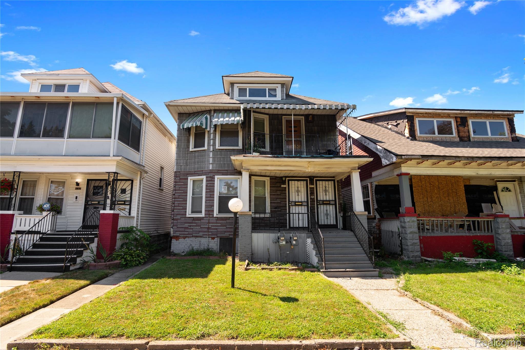 6073/6075 Whitewood Street