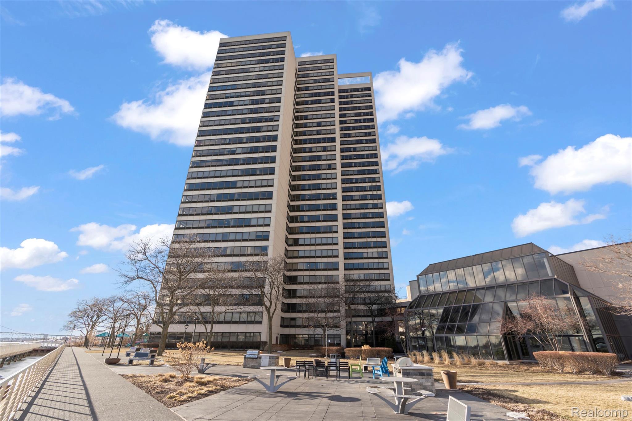 1001 W Jefferson Avenue Unit: 12i