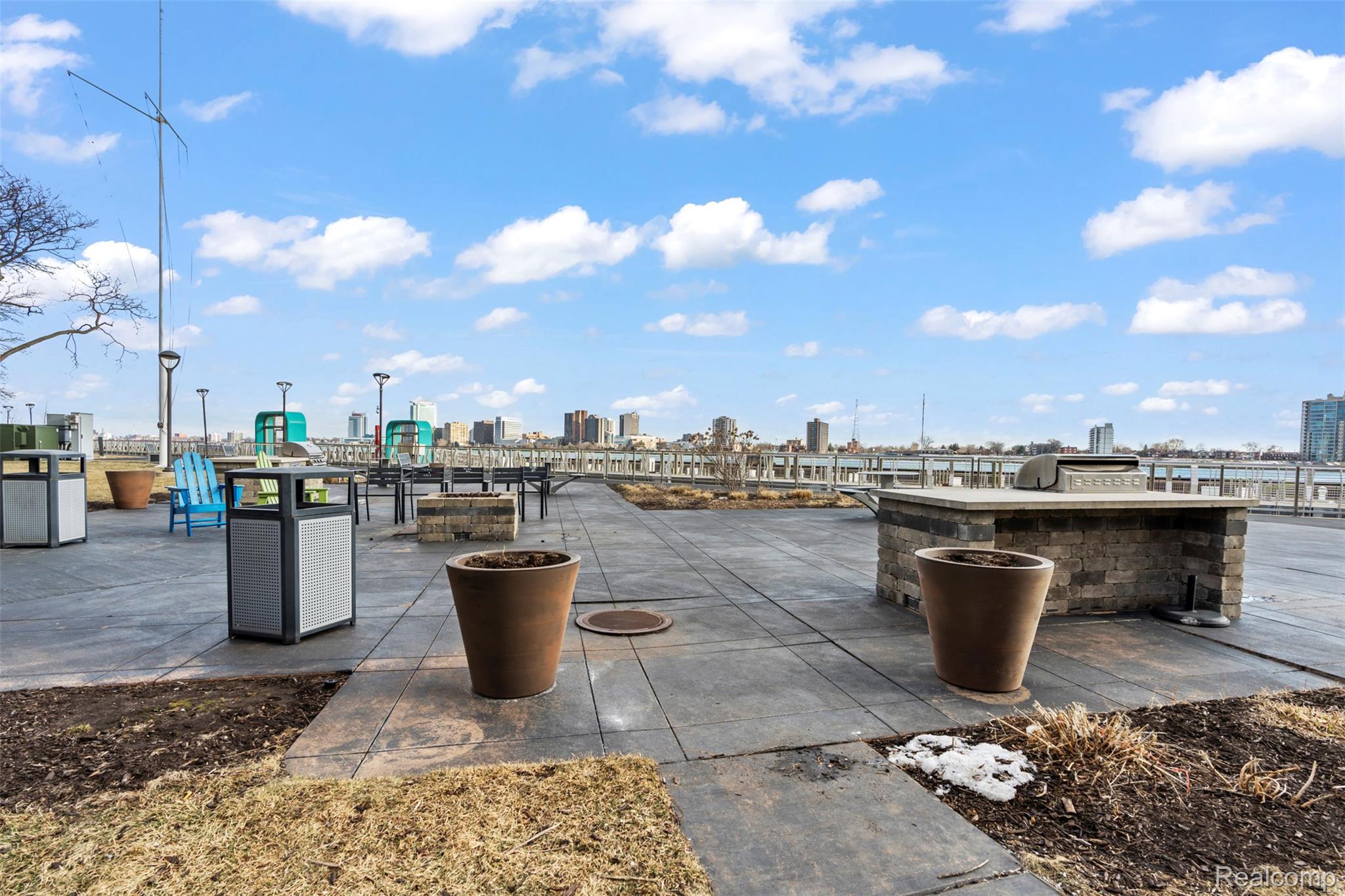 1001 W Jefferson Avenue Unit: 12i