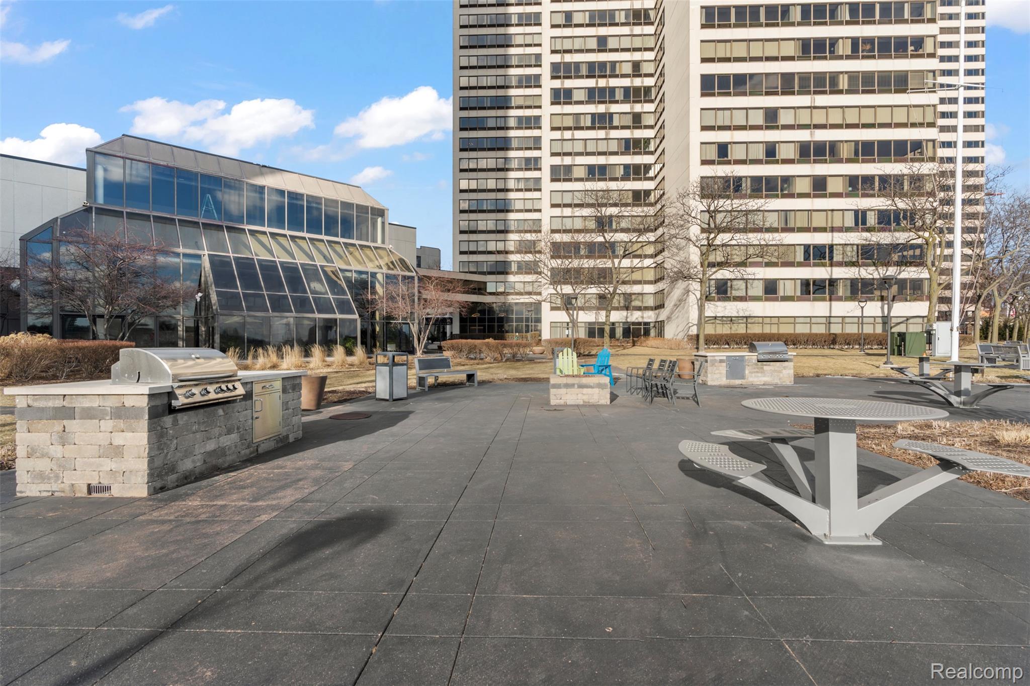 1001 W Jefferson Avenue Unit: 12i