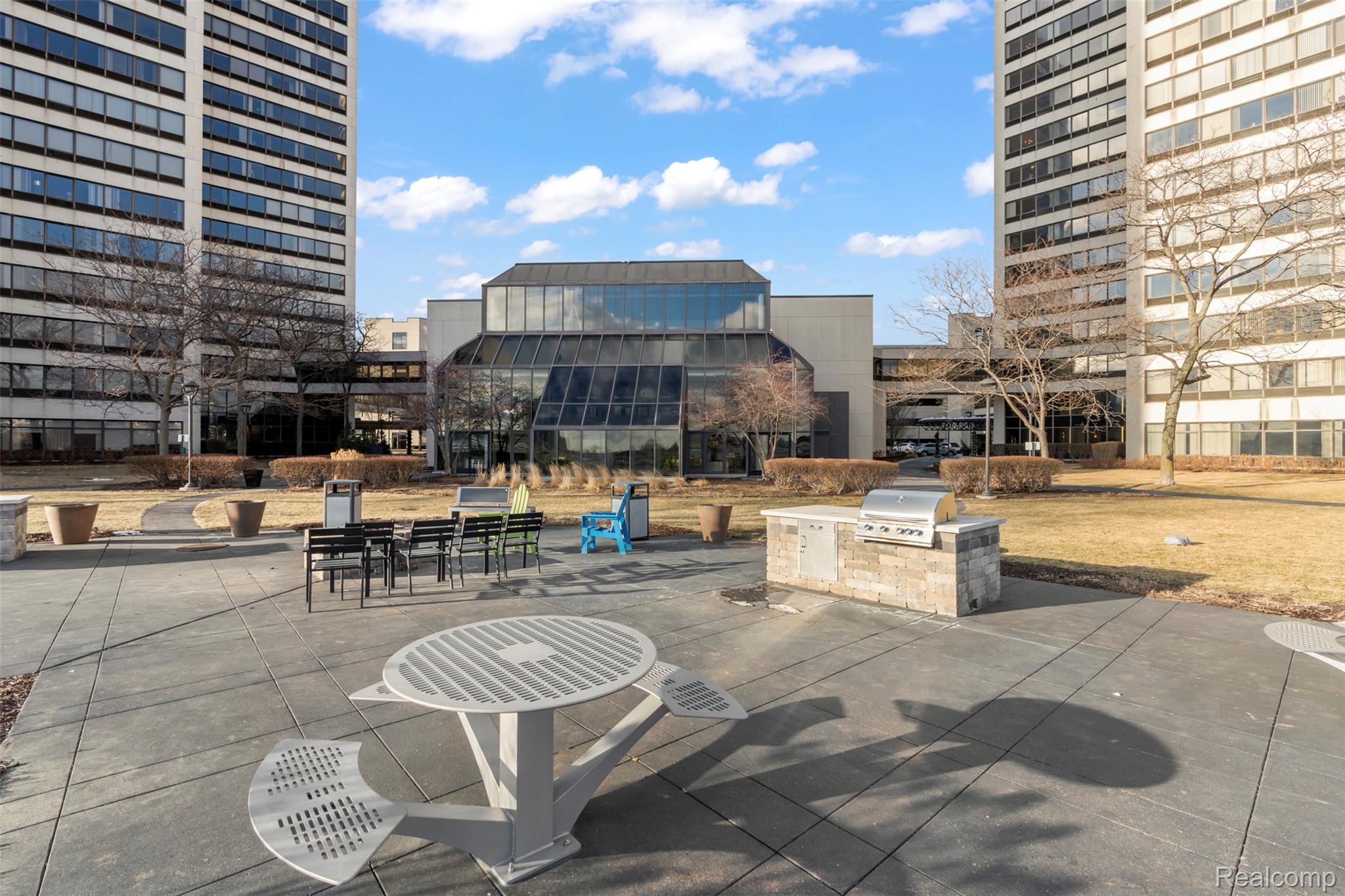 1001 W Jefferson Avenue Unit: 12i