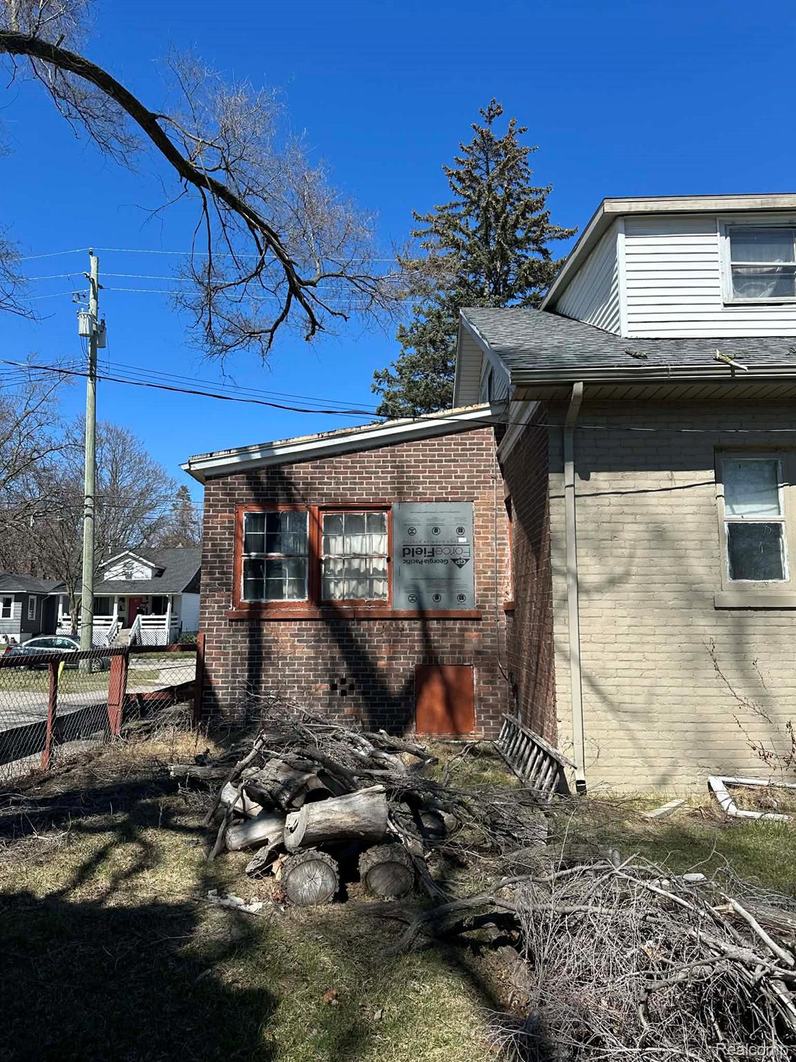 231 W Bennett Avenue